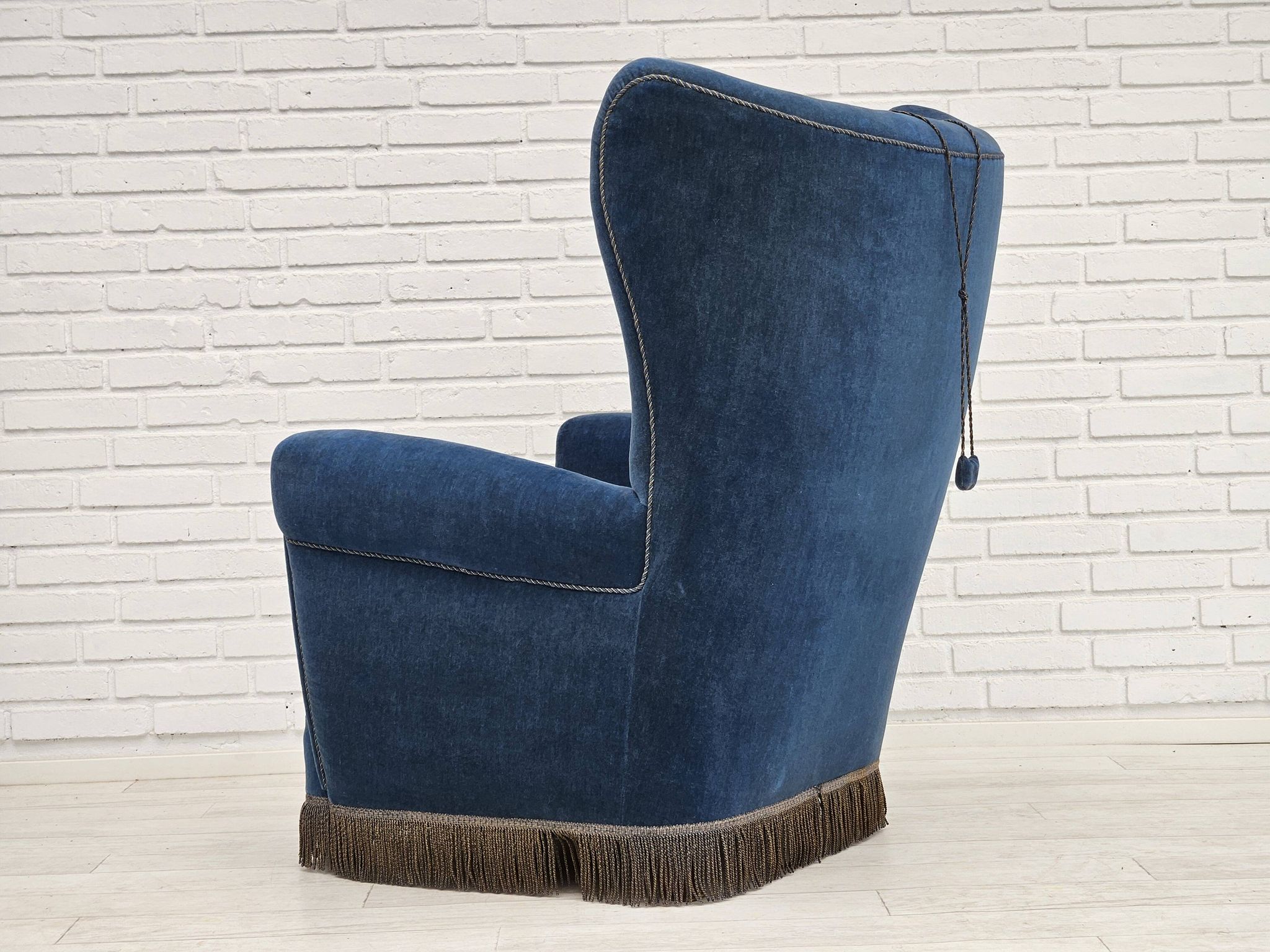 Années 1960, fauteuil relax danois à dossier haut, état d'origine, meuble en velours bleu.