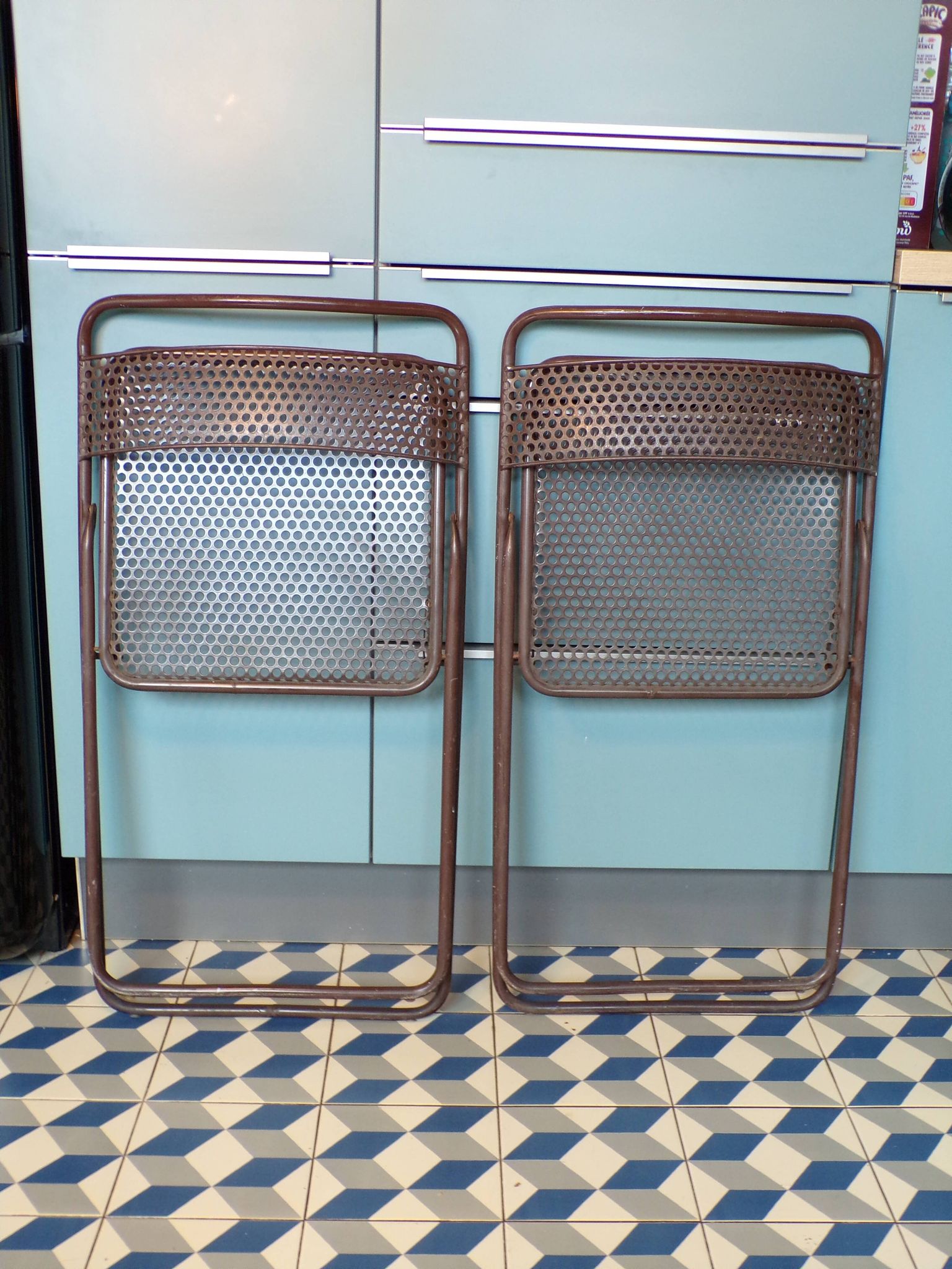 Paire de chaises pliantes en tôle perforée