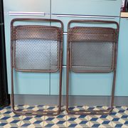 Paire de chaises pliantes en tôle perforée