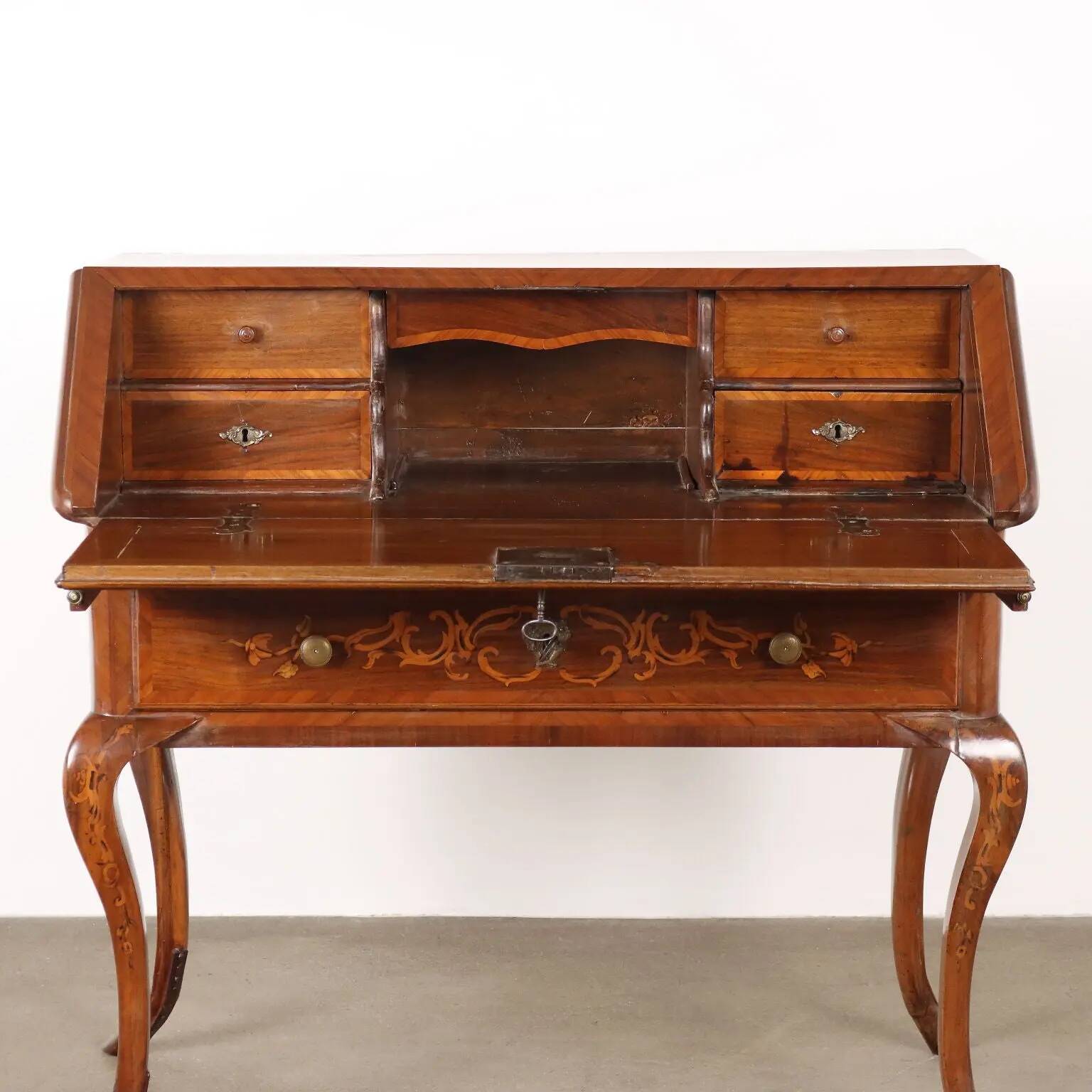 Antique writing desk in walnut with drawers and inlays, Italy, 18th century.