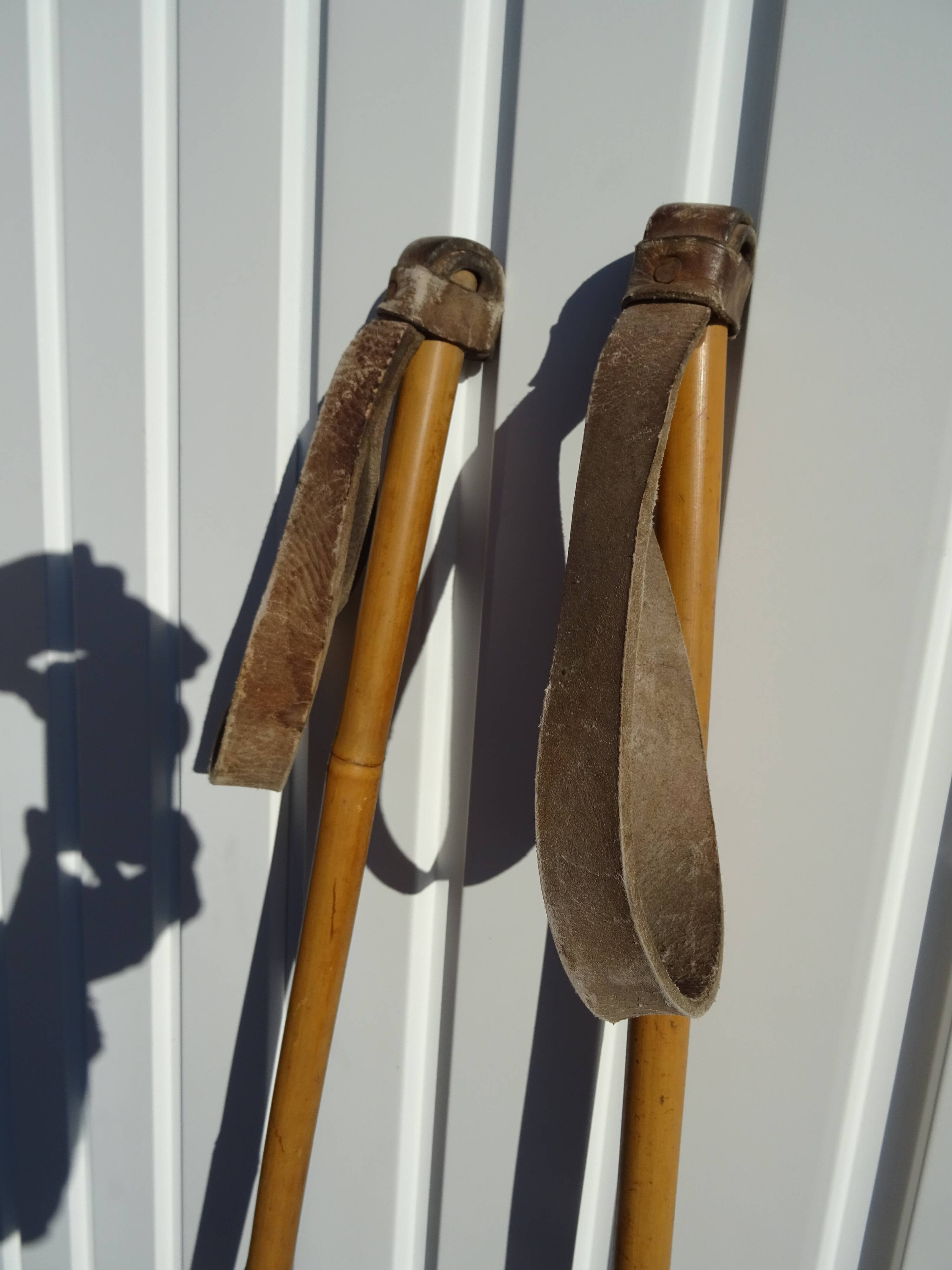 Paire de bâtons de ski ancien cuir et roseau