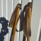 Paire de bâtons de ski ancien cuir et roseau