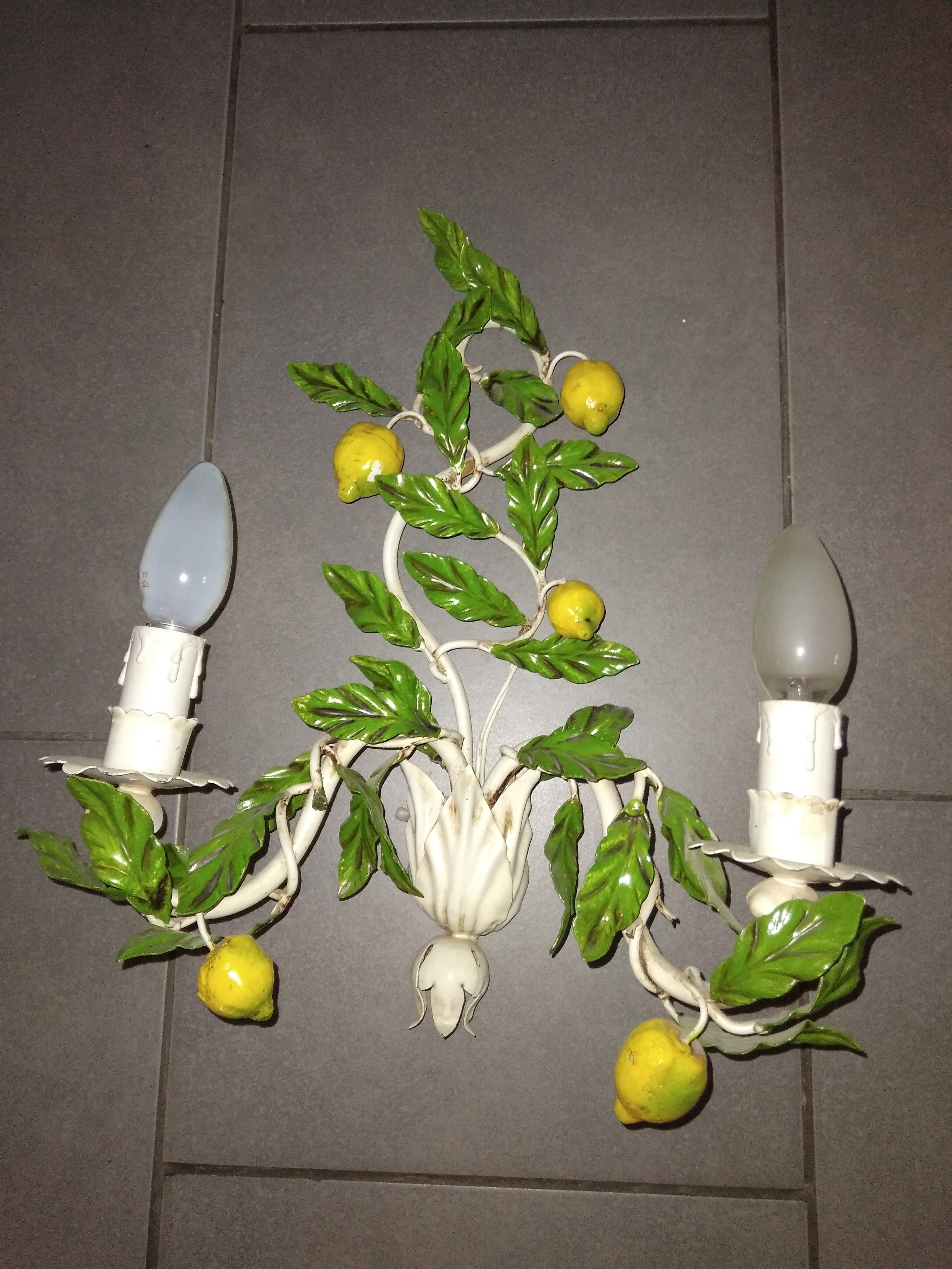 Wire wall lamp decorated with lemons