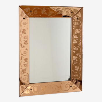 Miroir vénitien verre rose gravé fleurs florales années 1950