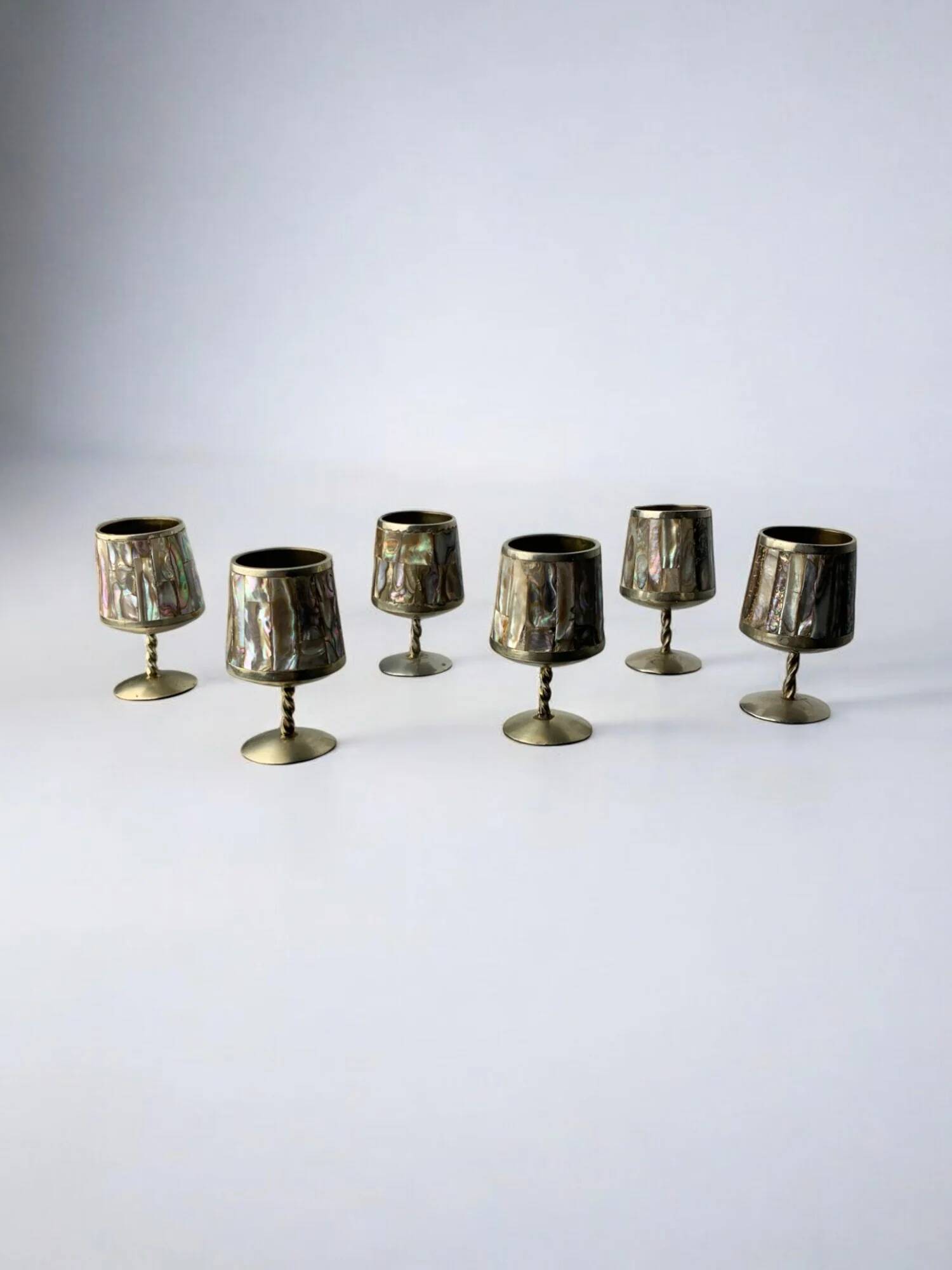 Verres à shot en coquille d'abalone et en alpaga, ensemble de 6, Mexique, années 1970.