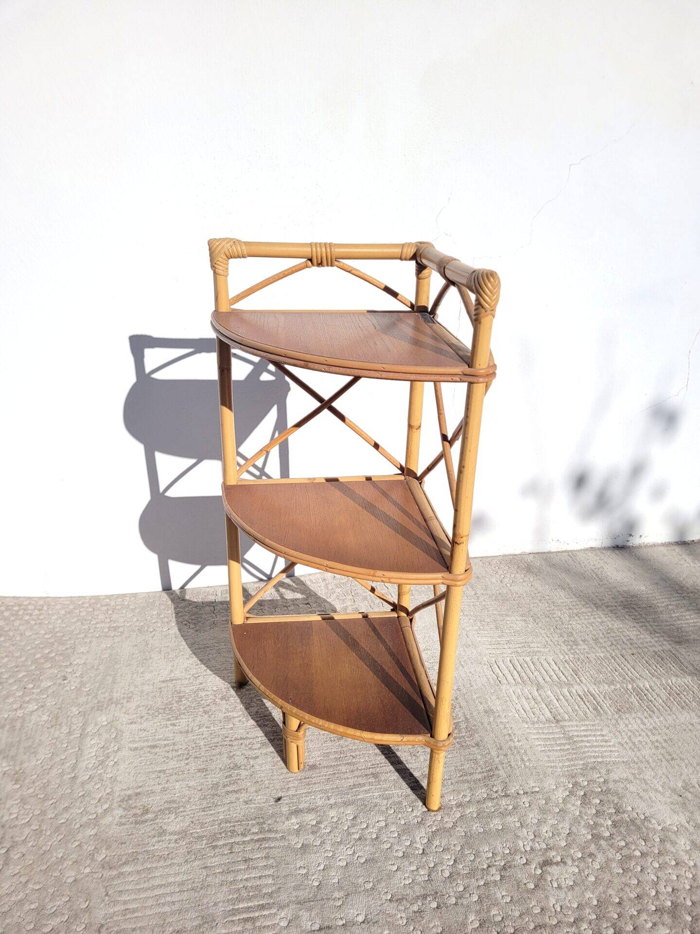Corner rattan shelf with 3 wooden shelves