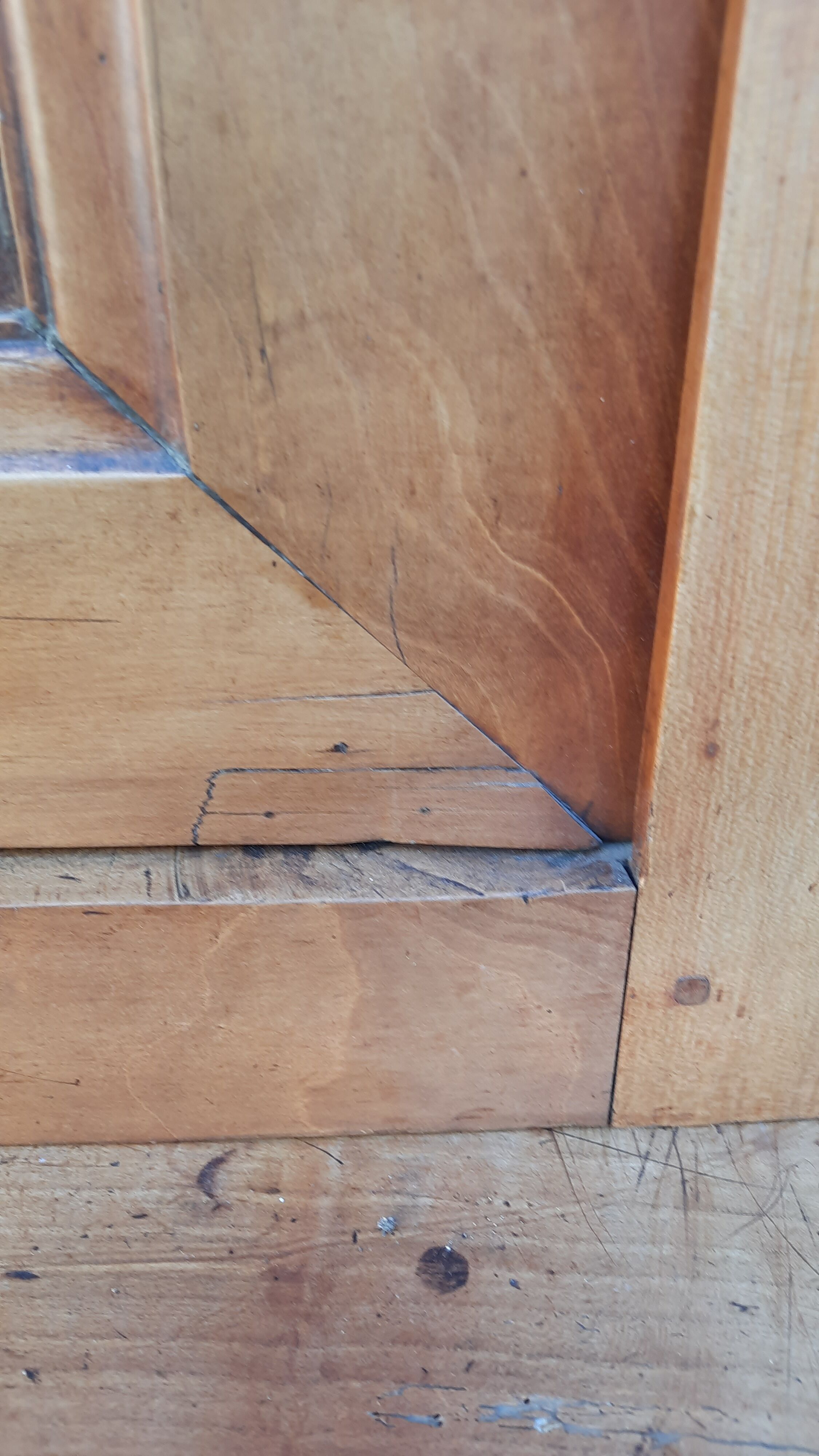 Louis Philippe dresser