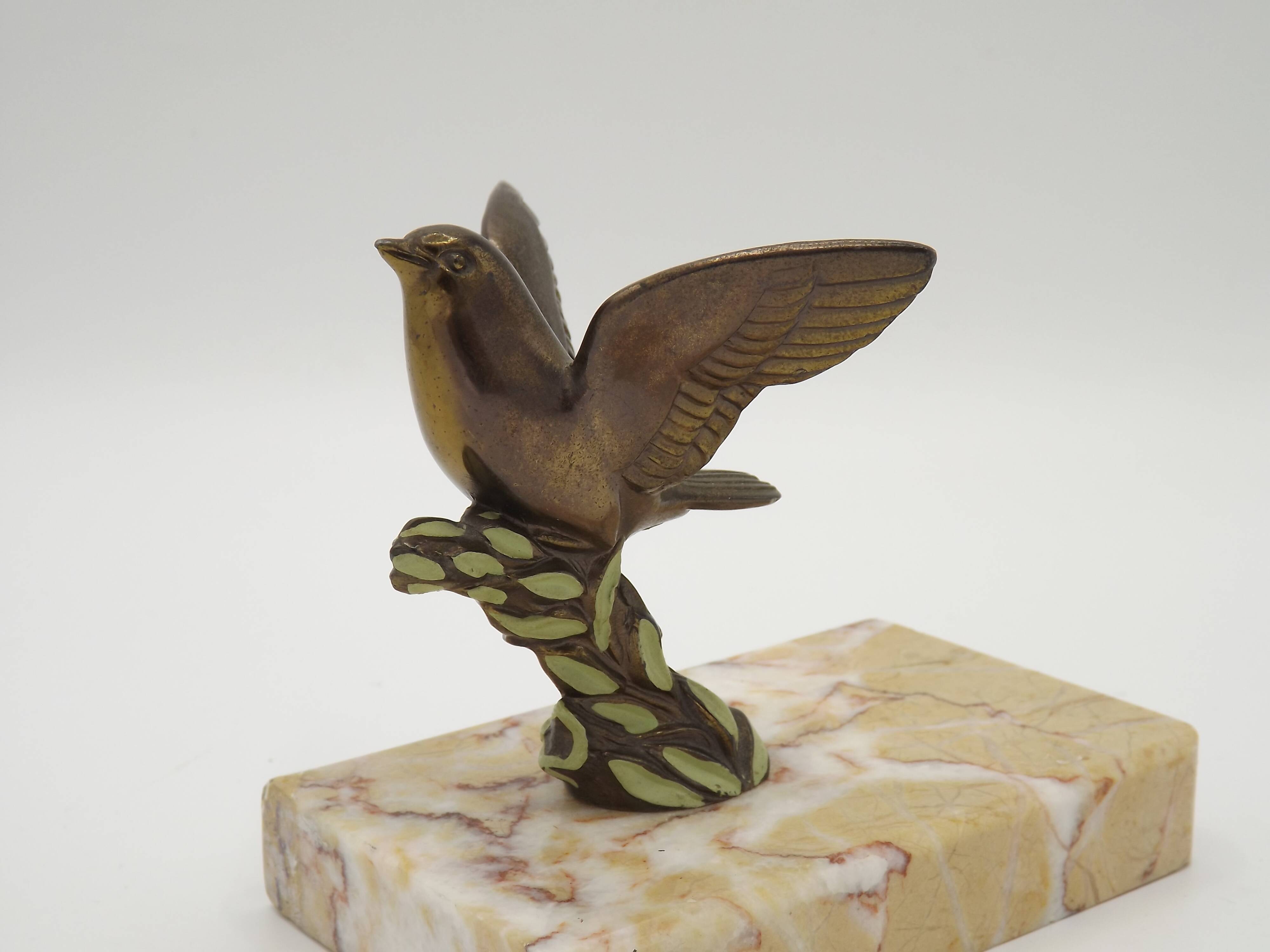 Paire de serre-livres Art déco français en étain représentant des oiseaux perchés sur une branche, socle en marbre