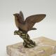 Paire de serre-livres Art déco français en étain représentant des oiseaux perchés sur une branche, socle en marbre