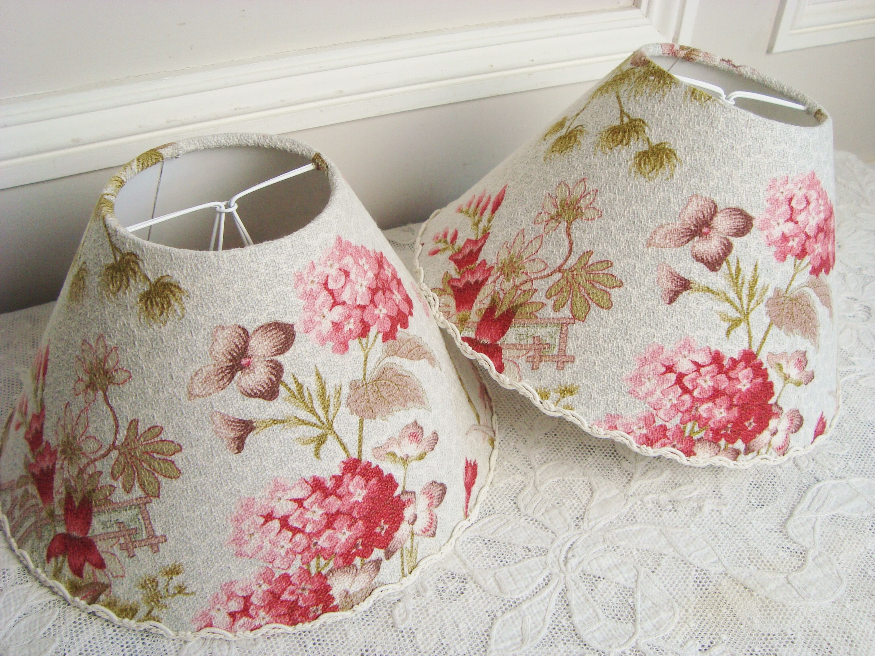 Paire d'abat-jours en tissu ancien style classique avec motifs d'hortensias