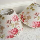 Paire d'abat-jours en tissu ancien style classique avec motifs d'hortensias
