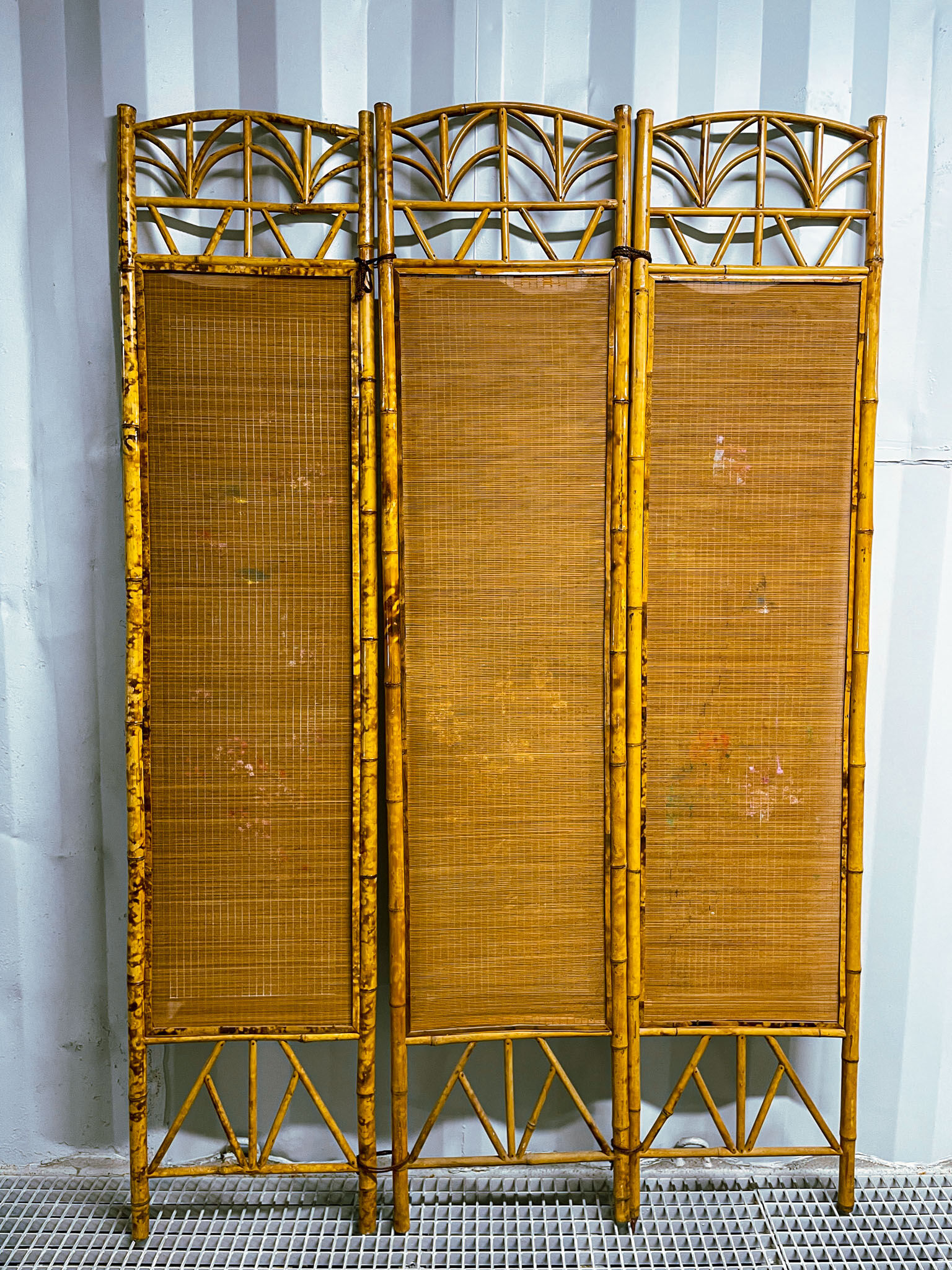 Vintage screen in bamboo handmade painting