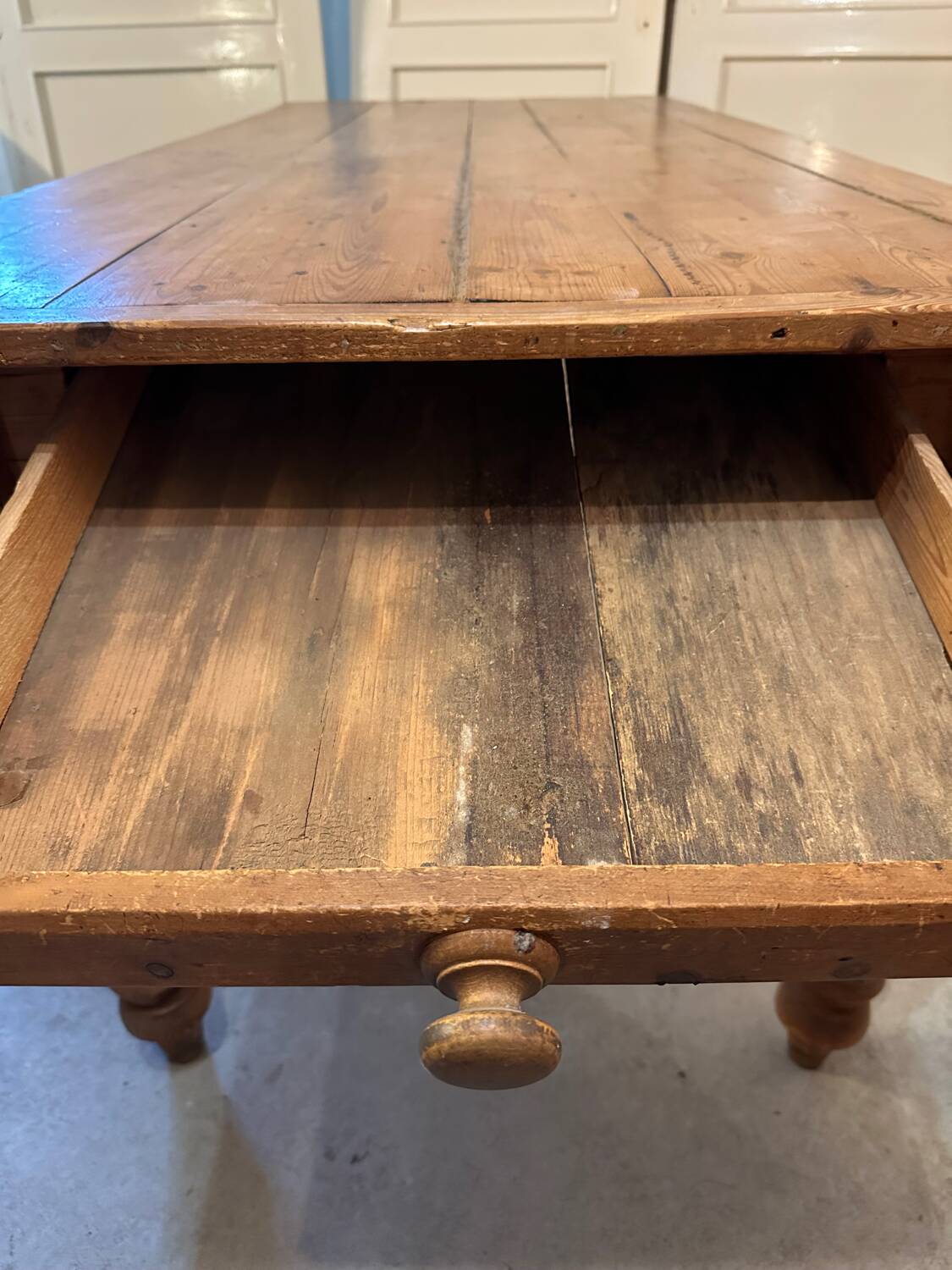 English farmhouse table in solid pine from the late 19th century, L187cm.