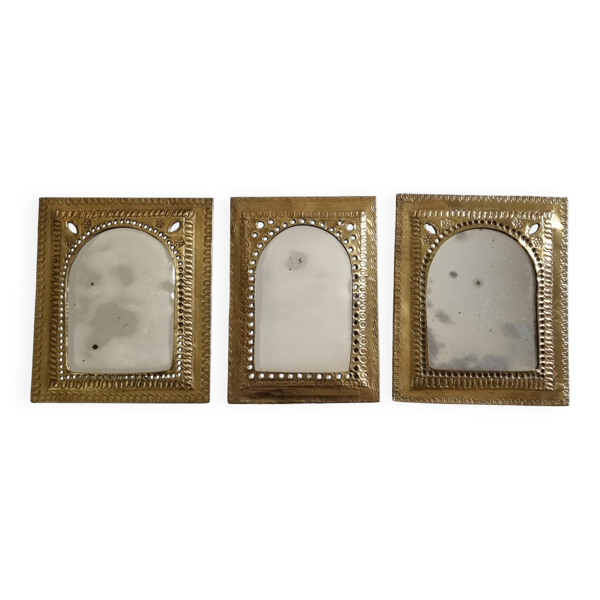 Ensemble de 3 miroirs en laiton repoussé, artisanat marocain, 20 x 25 cm