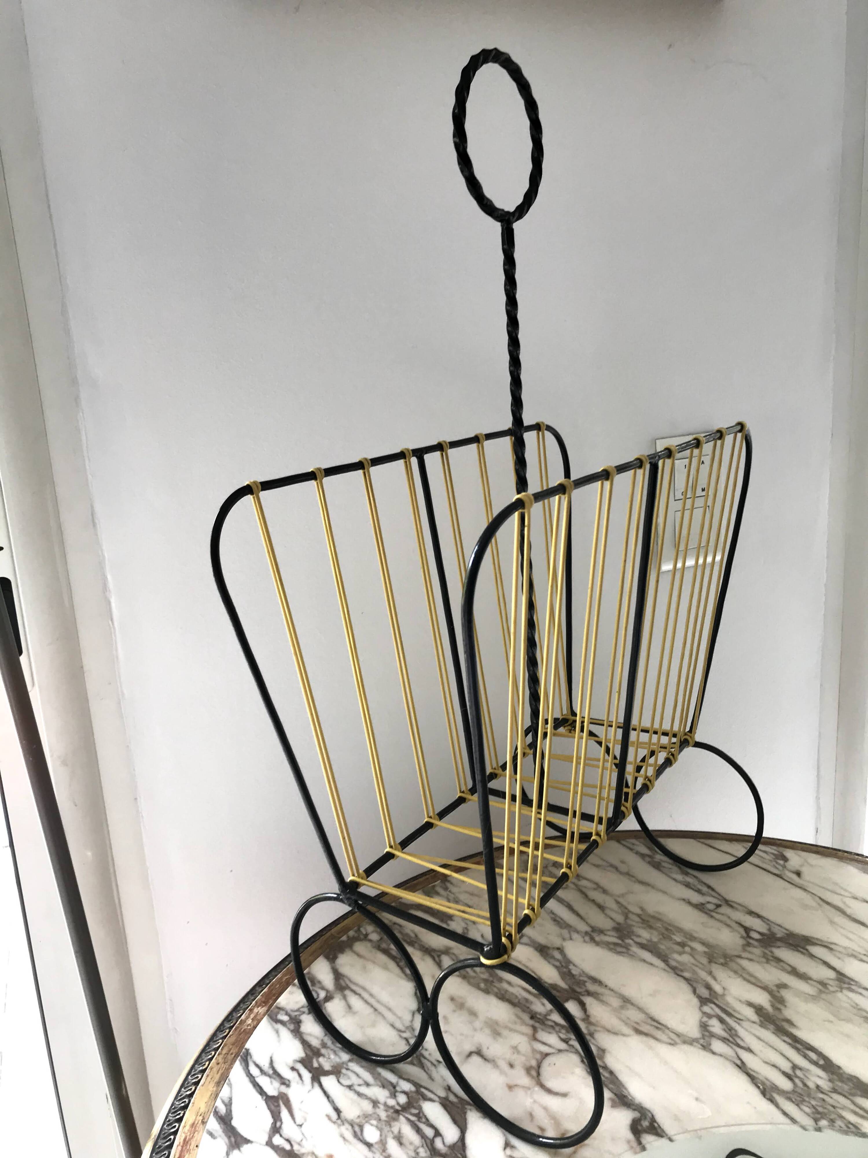 Scoubidou magazine rack