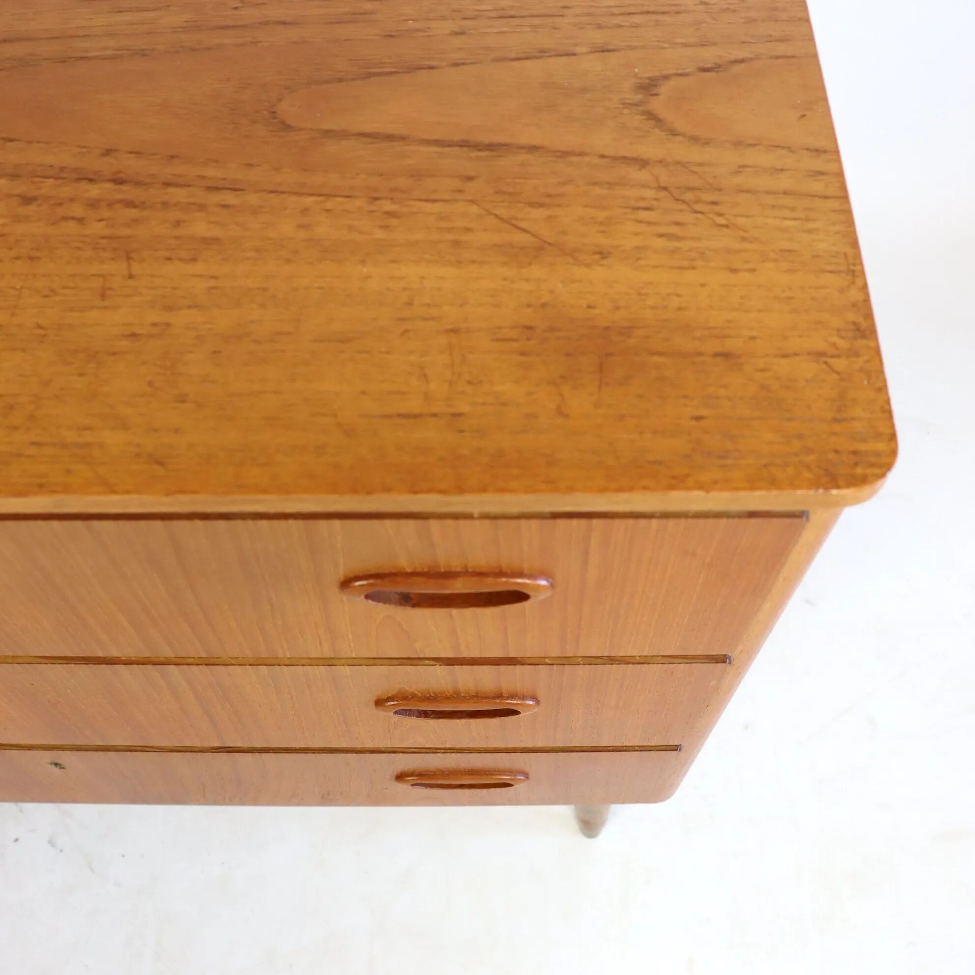 Commode en teck trois tiroirs