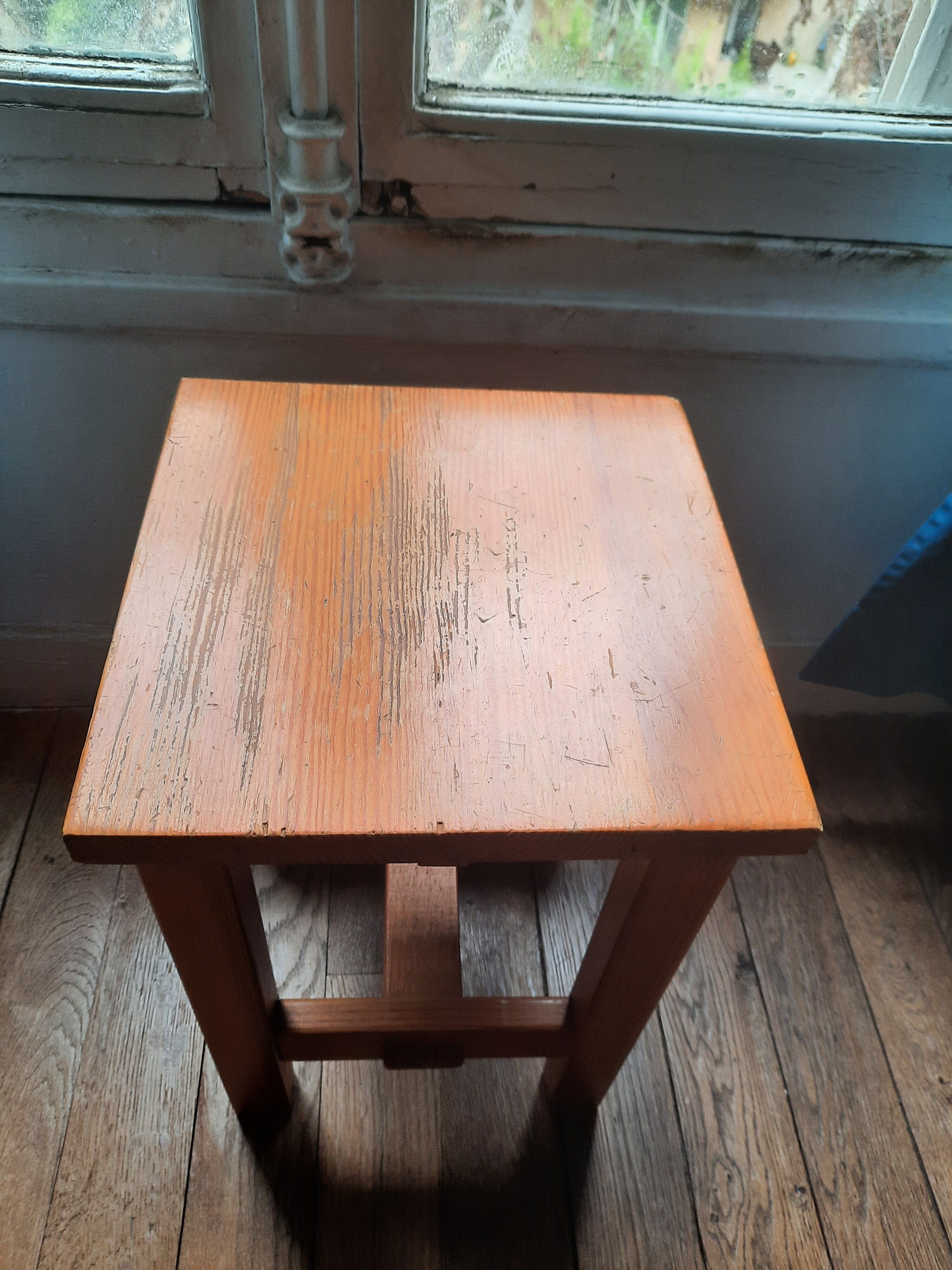 Tabouret en pin