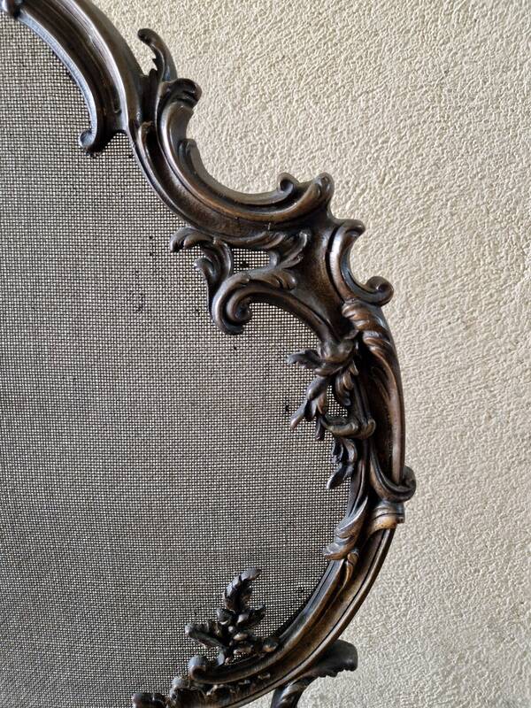 Spark screen, fire screen, bronze fireplace screen decorated with a covered cherub