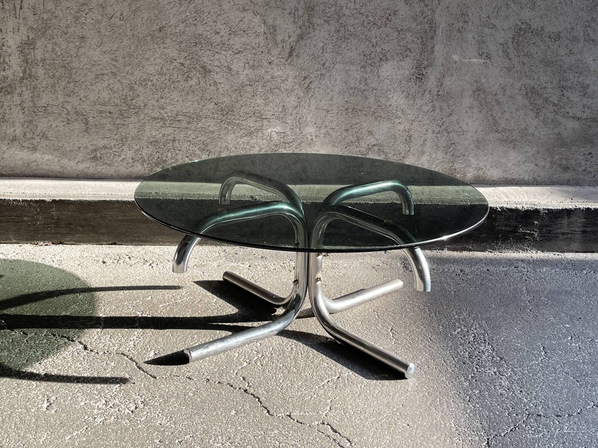 Table basse ronde en métal chromé et verre fumé,1970s