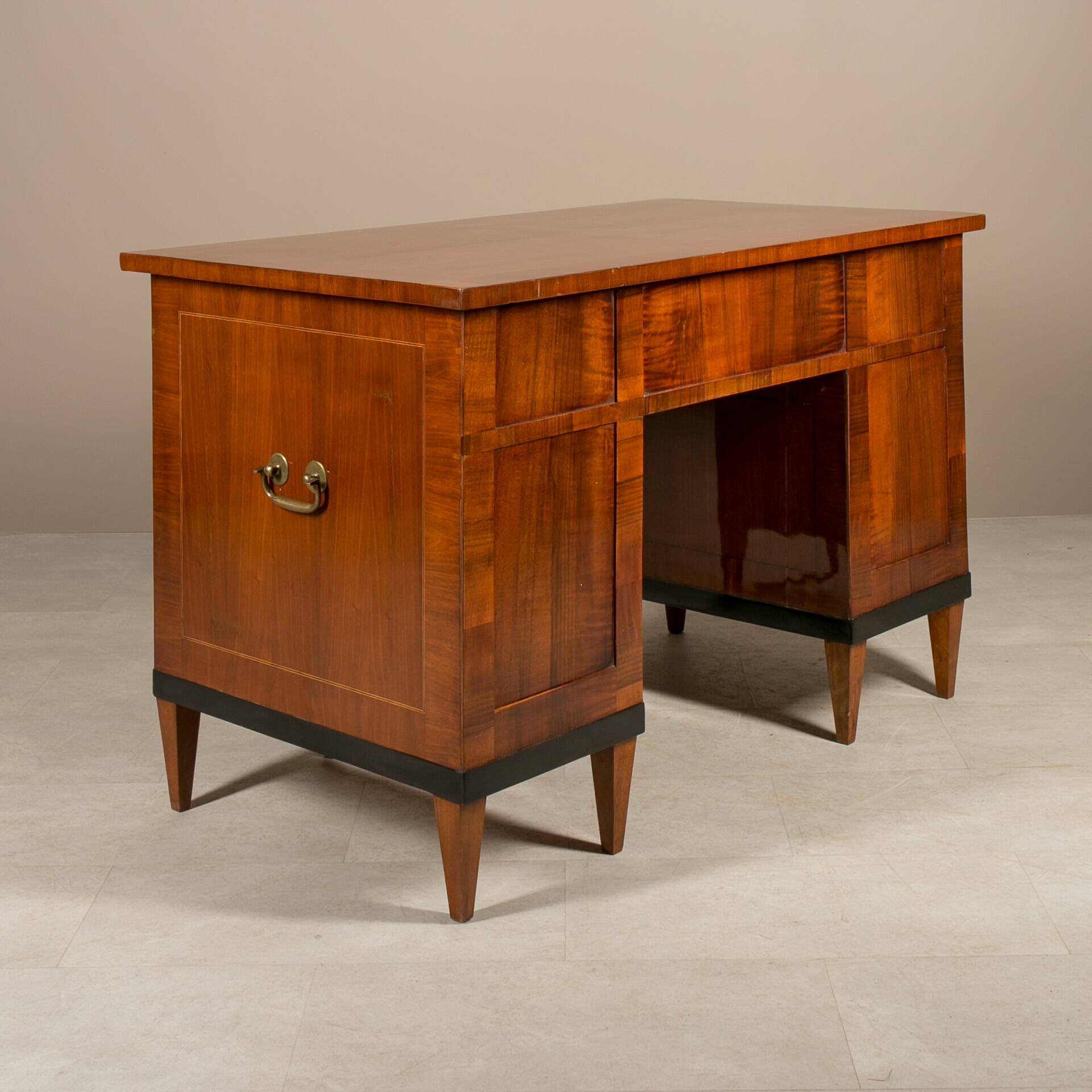 Bureau Biedermeier en placage de noyer, Allemagne, vers 1830
