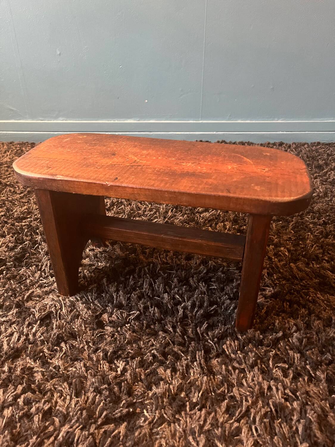 Petit tabouret ou repose pied en bois