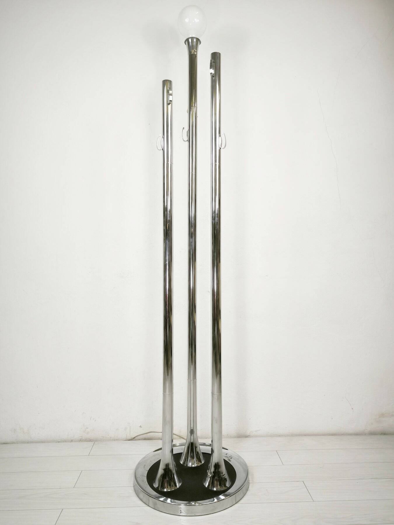 Lampadaire dimmable avec porte-manteau en laiton chromé