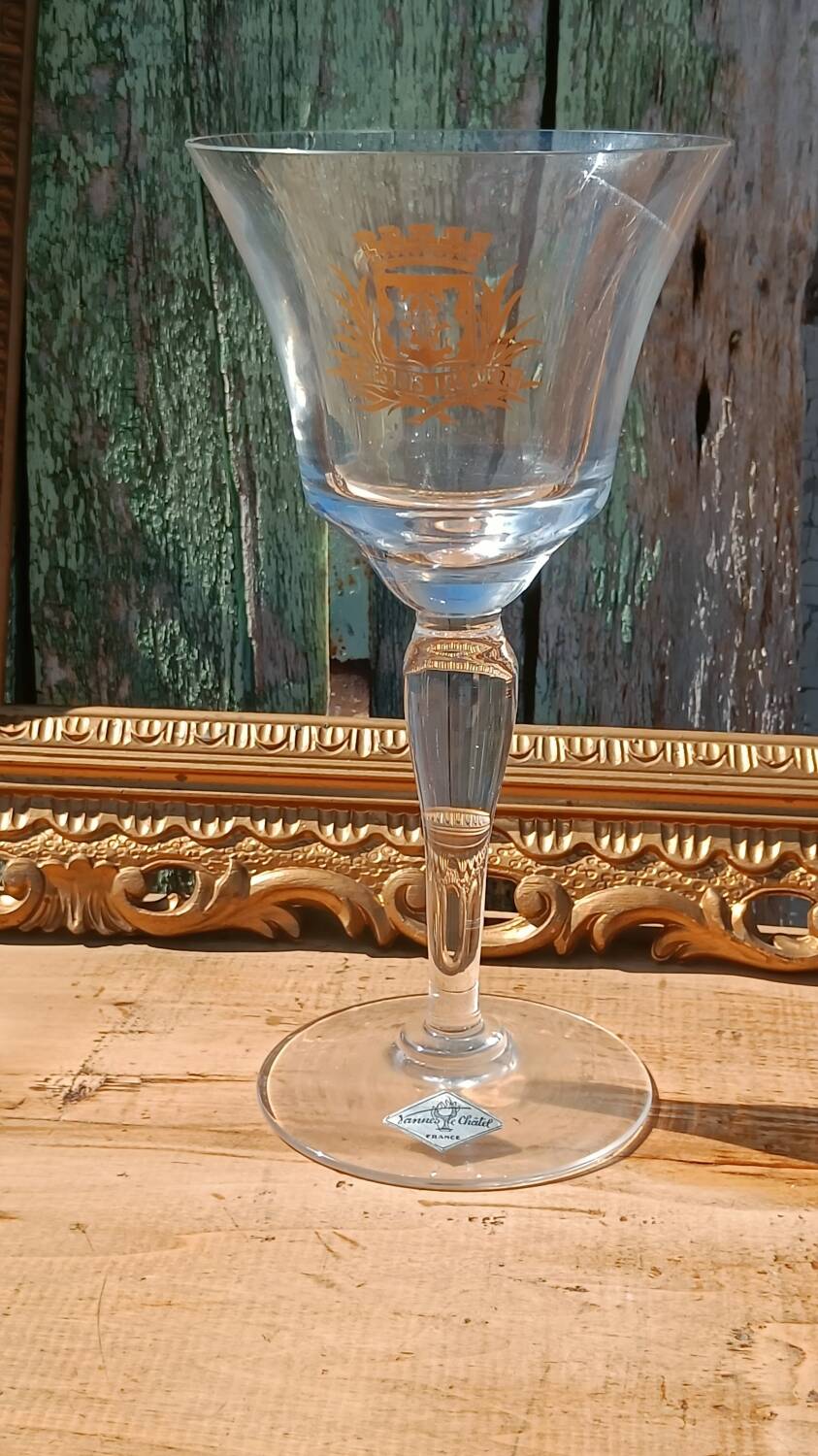 Large tasting glass with an old golden coat of arms – signed Jeanne Châtel