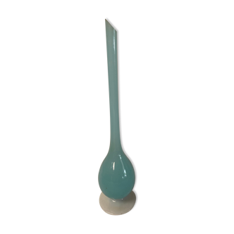 Vase en verre opaline bleu