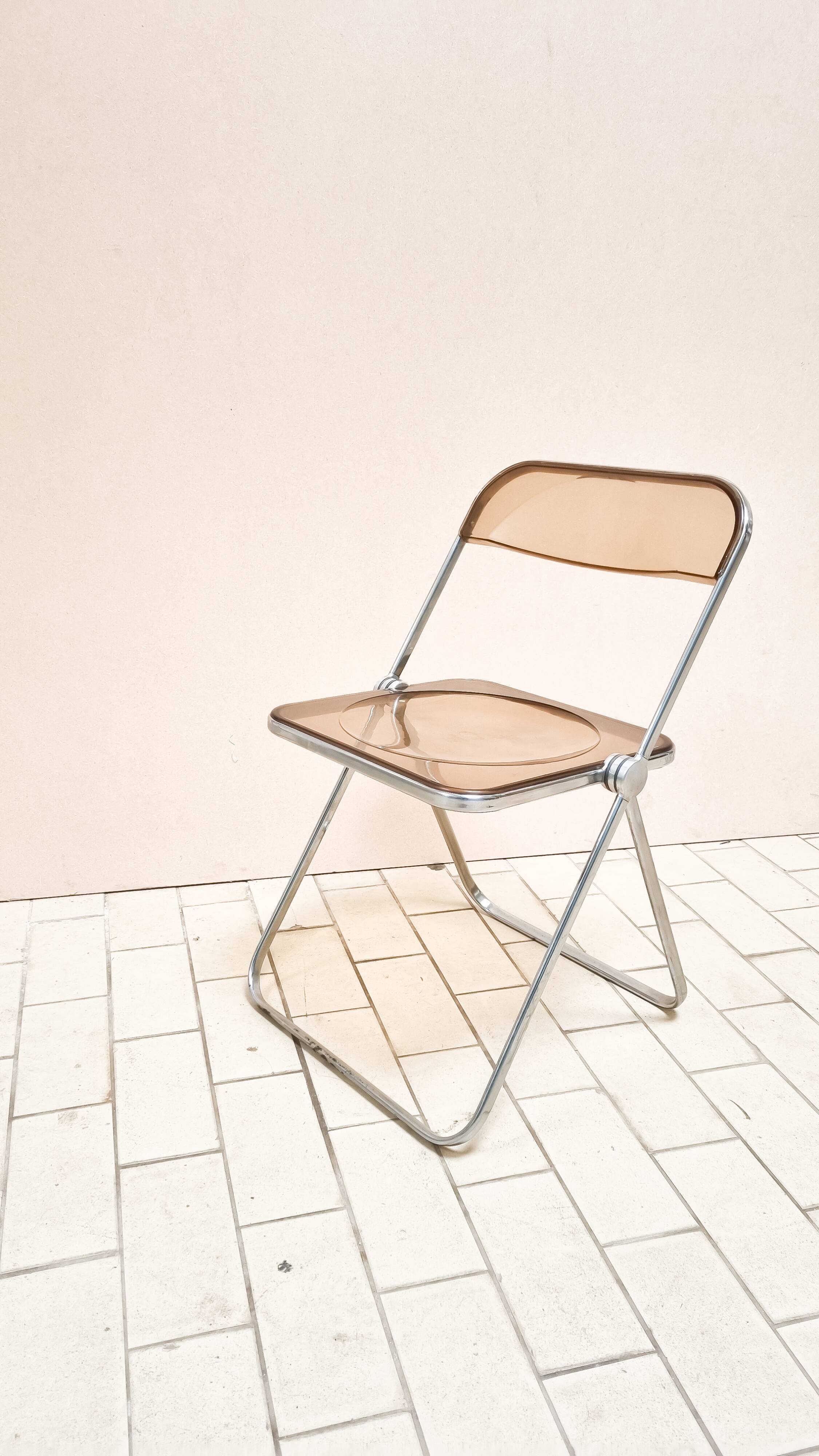Chaise pliante plexiglas fumé de Giancarlo Piretti édition Castelli