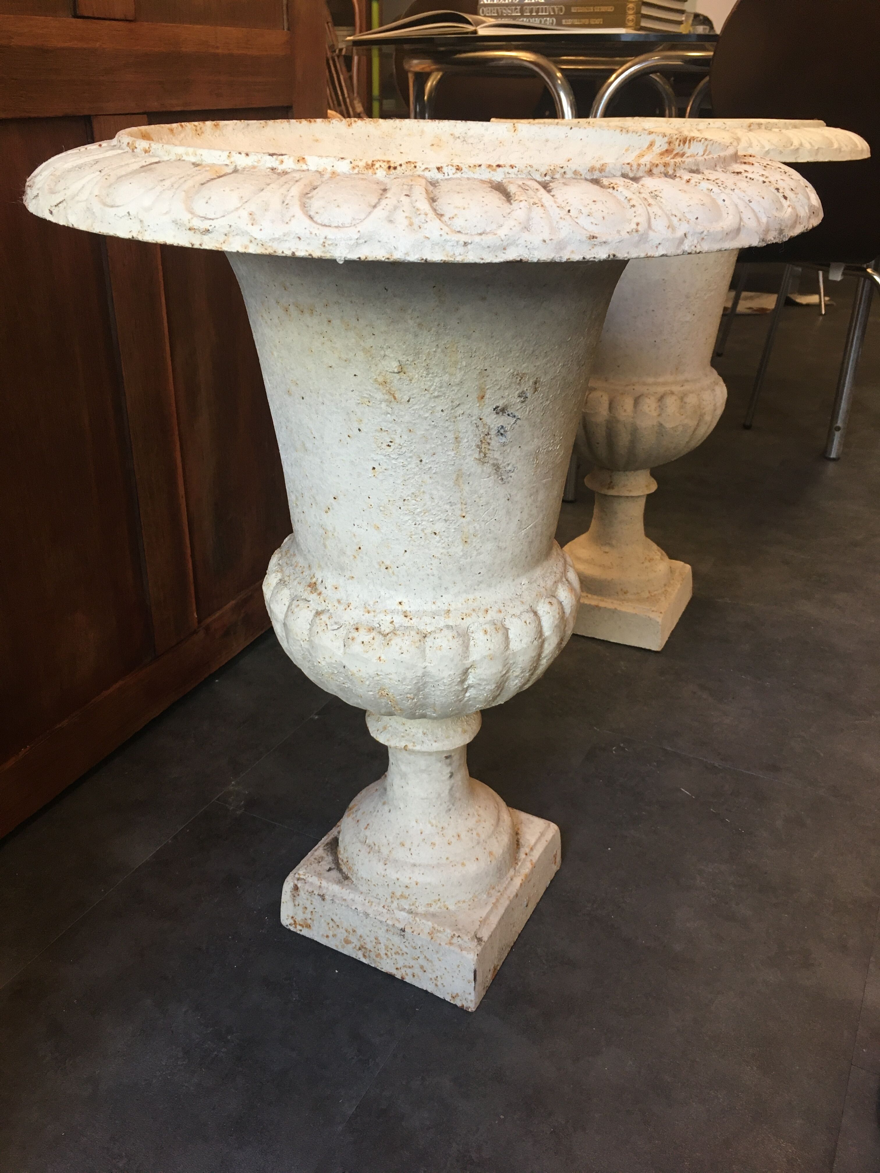 Pair of medicid vasques, cast, exterior