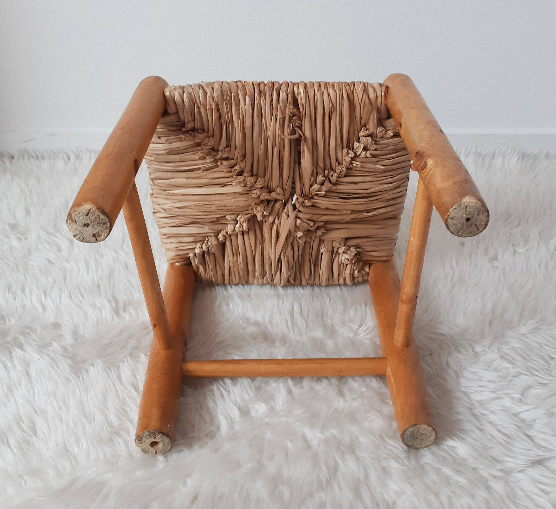 Vintage children's chair in wood and straw