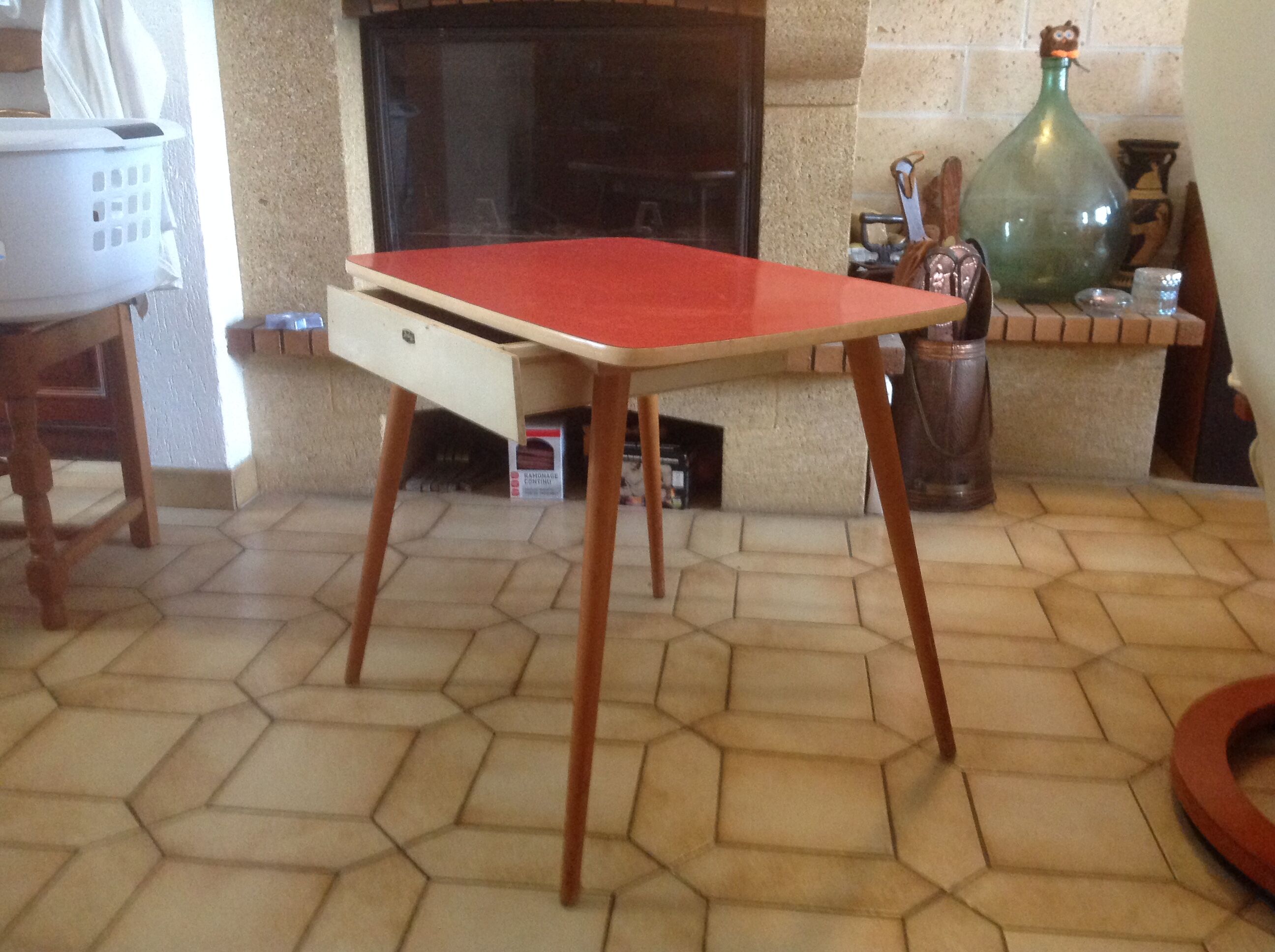 Table formica feet compas