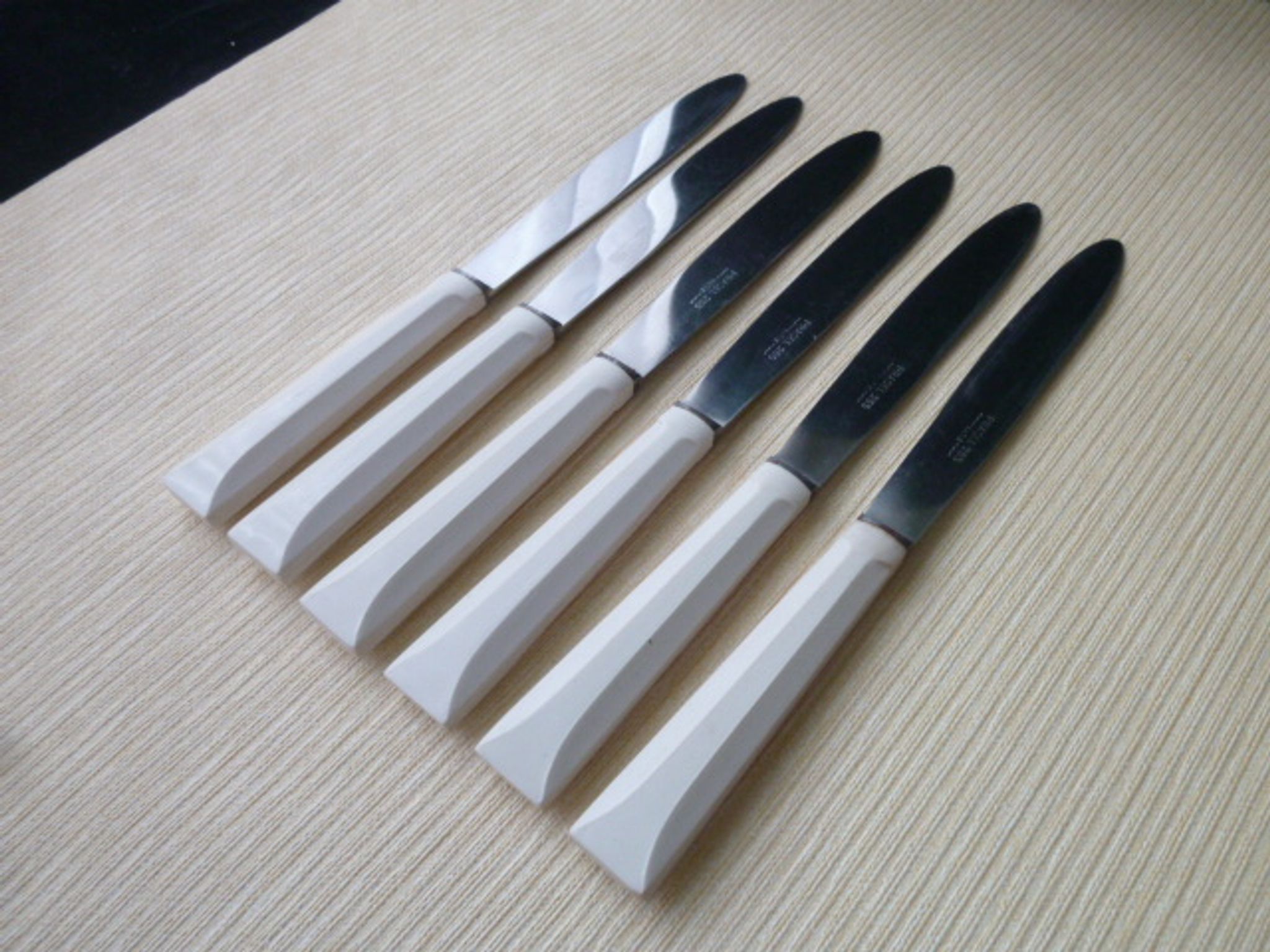 Set de 6 couteaux de table vintage Pradel 255 Inox et bakélite blanche