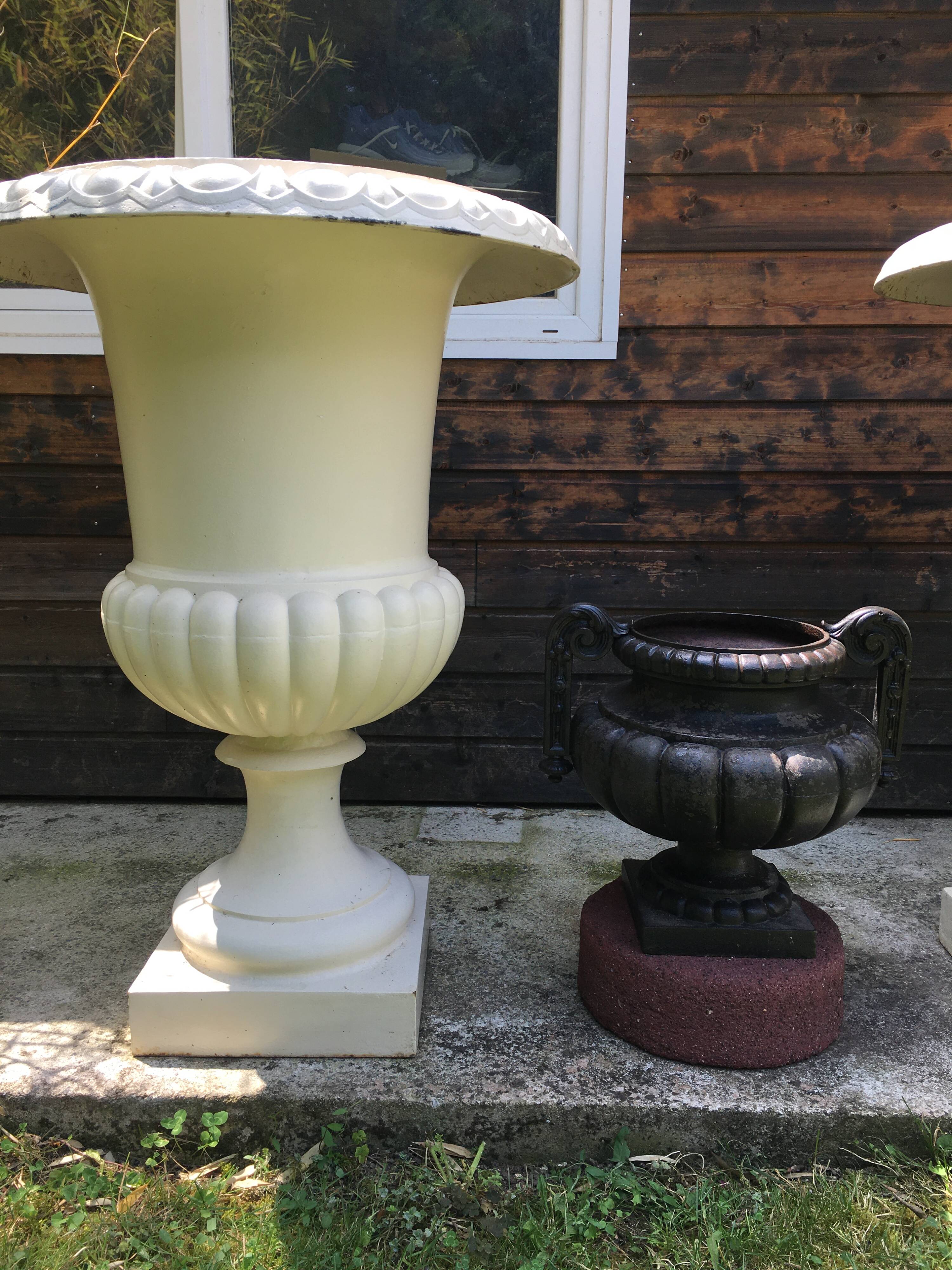 Médicis vases in cast iron