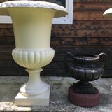 Médicis vases in cast iron