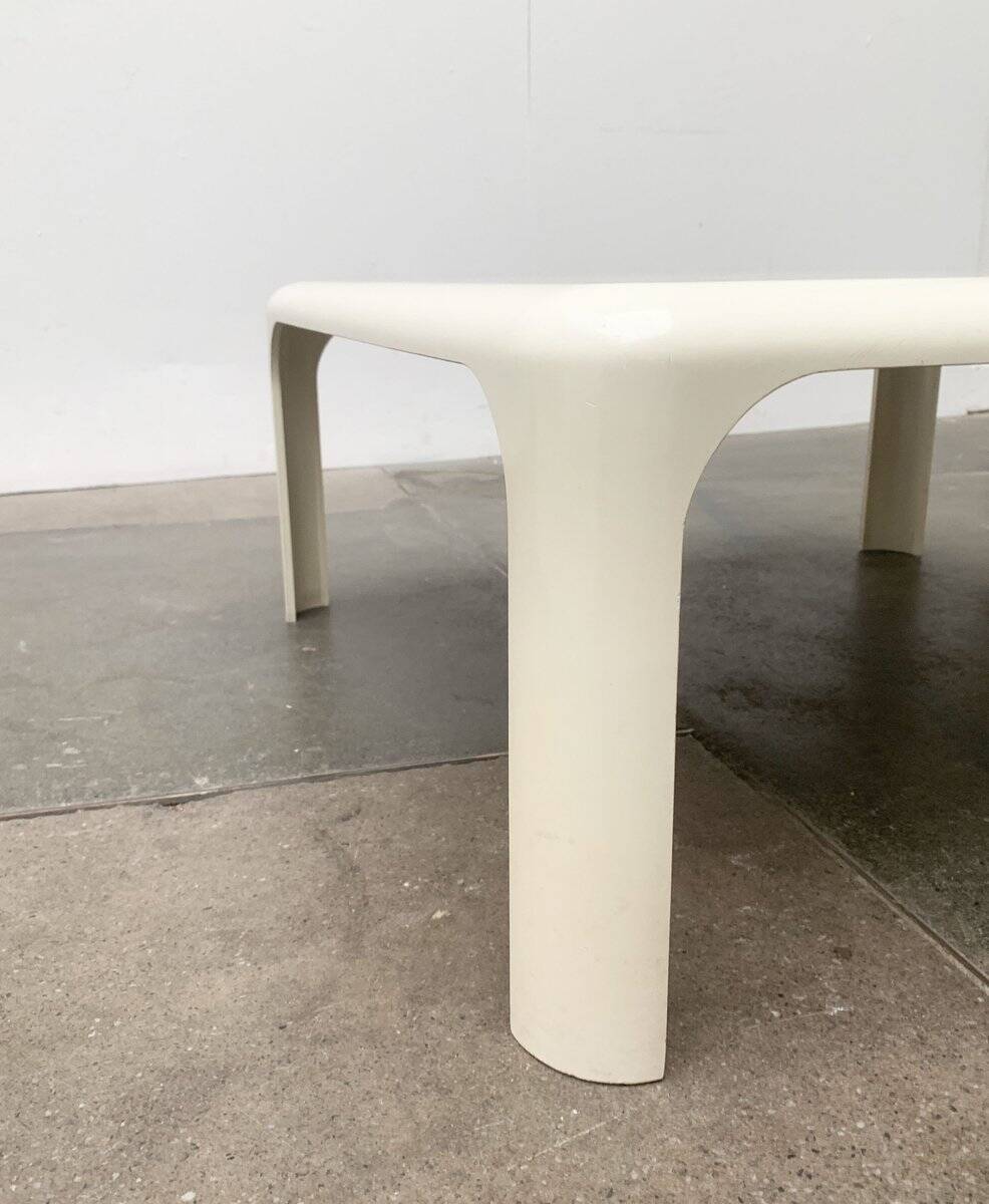 Demetrio lounge coffee table from the Italian space age of the mid-century by Vico Magistretti for Artemide.