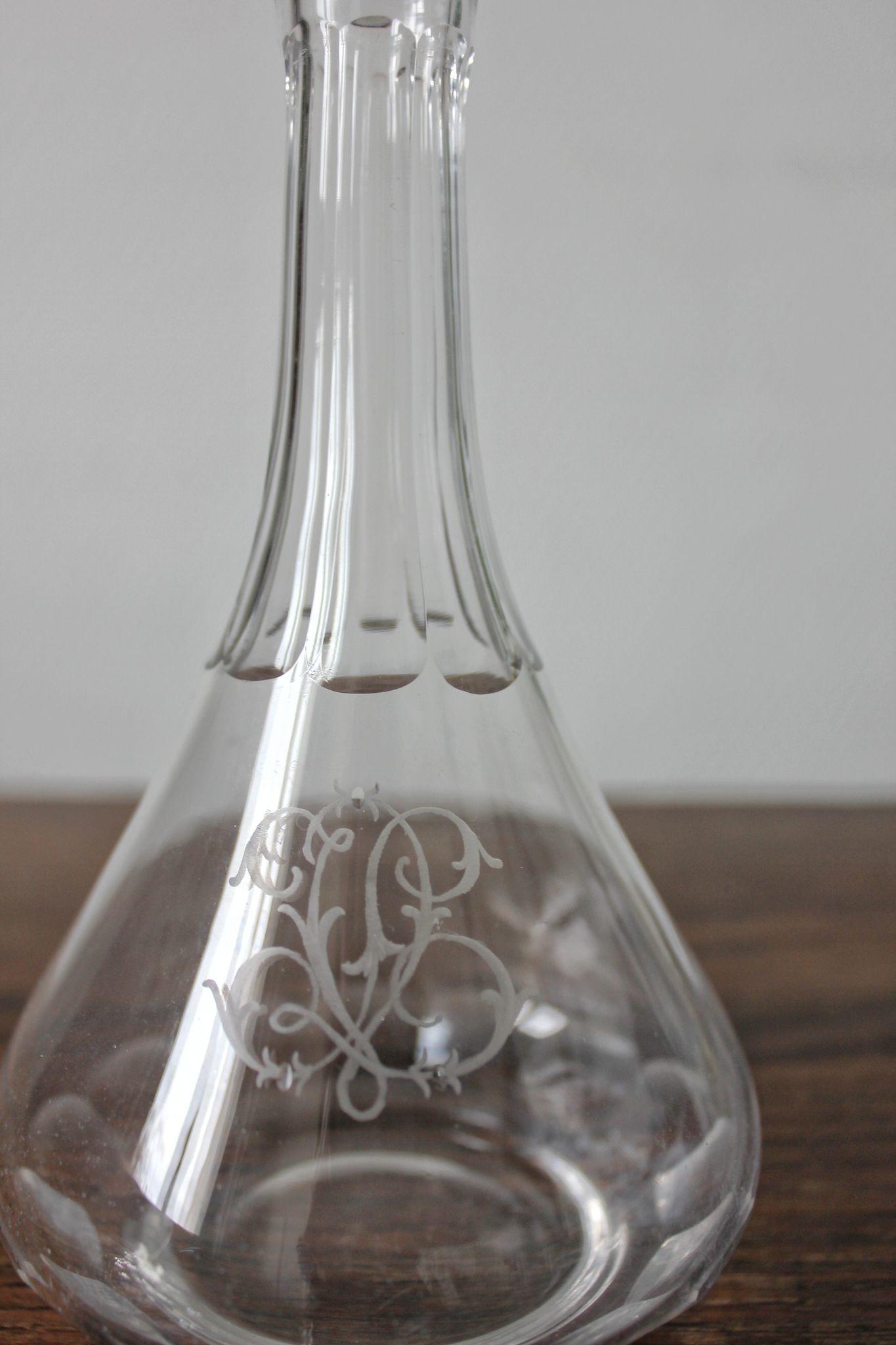 Carafe à liqueur ancienne en cristal monogramme gravé et côtes plates