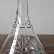 Carafe à liqueur ancienne en cristal monogramme gravé et côtes plates