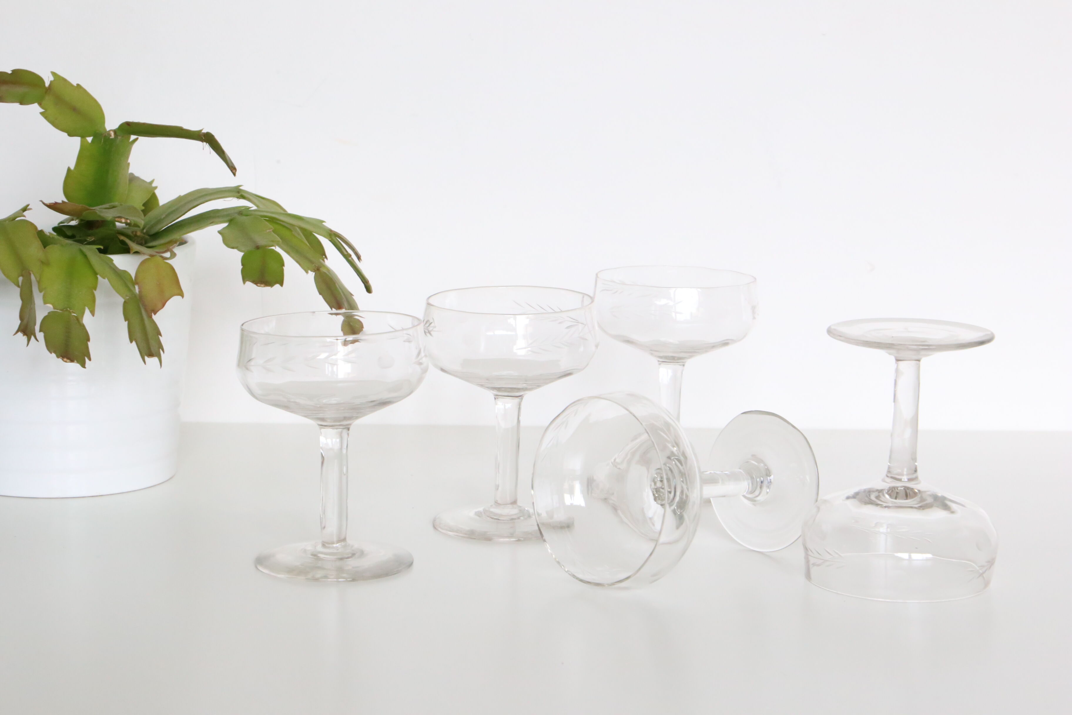 Set of 5 chiseled glass champagne cups