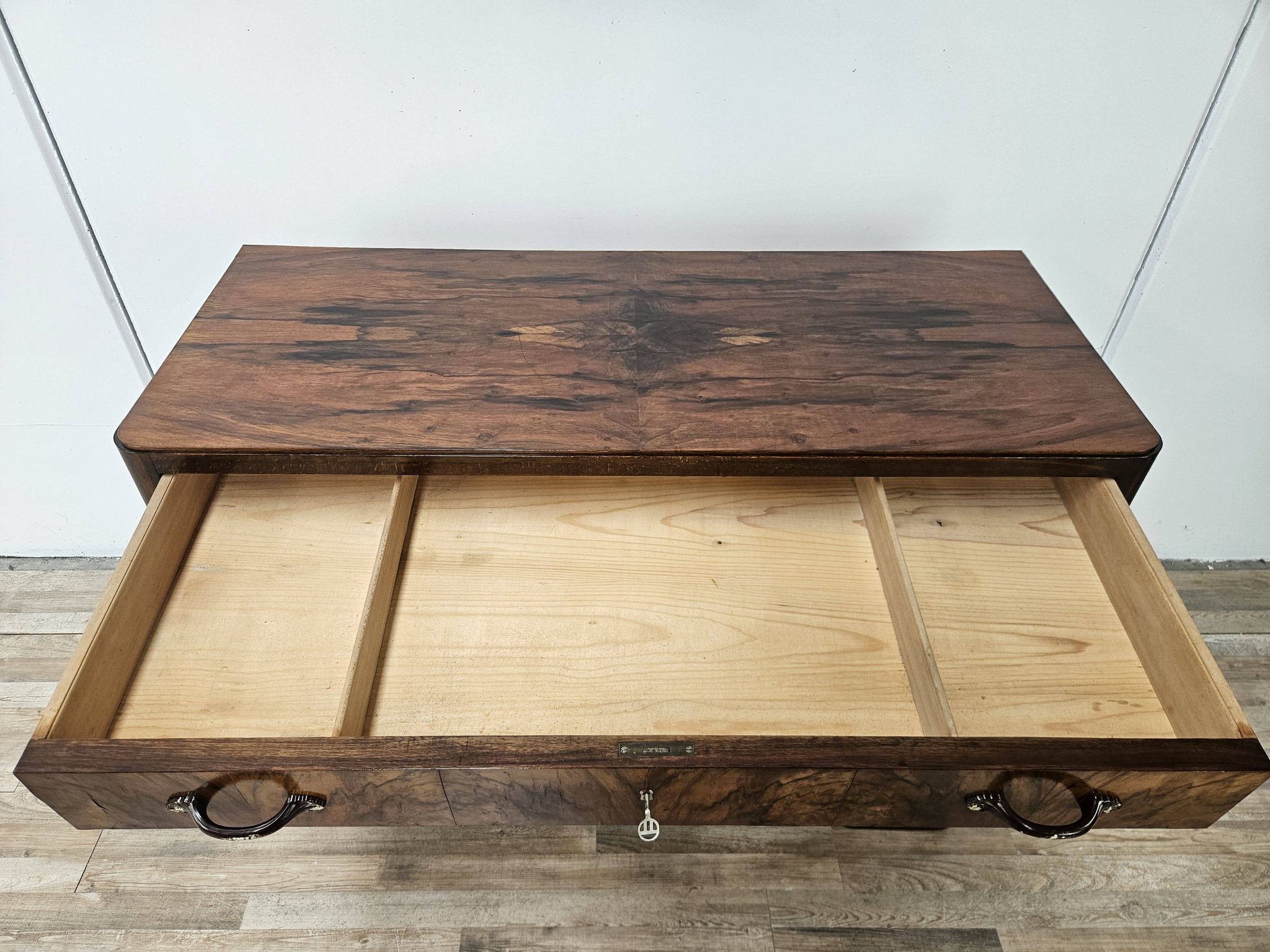 Art Decò chest of drawers from the 1940s in mahogany and briar