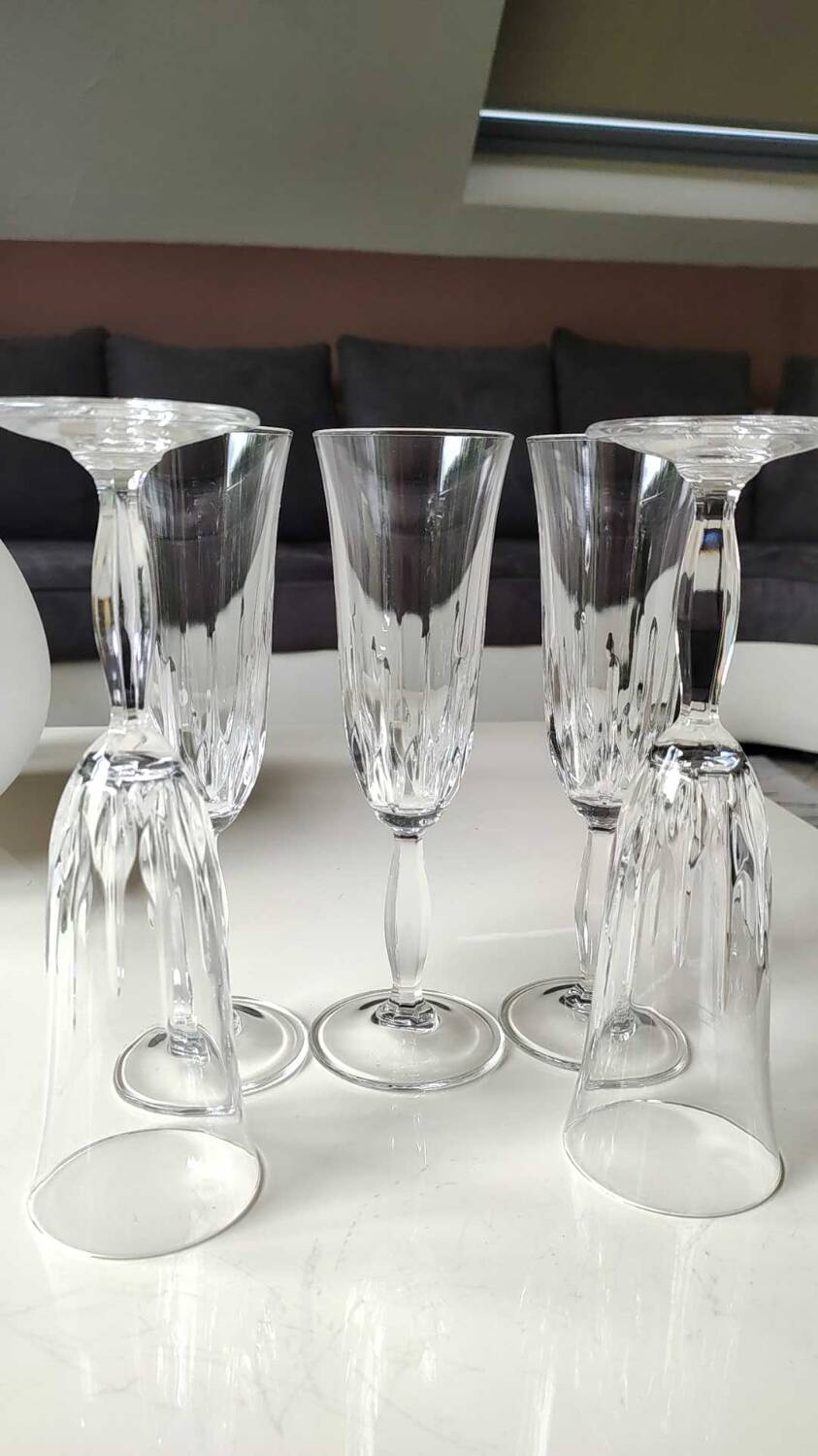 Lot 5 Large champagne flutes in cut crystal. Diamond drop/point patterns. High 20.5 cm