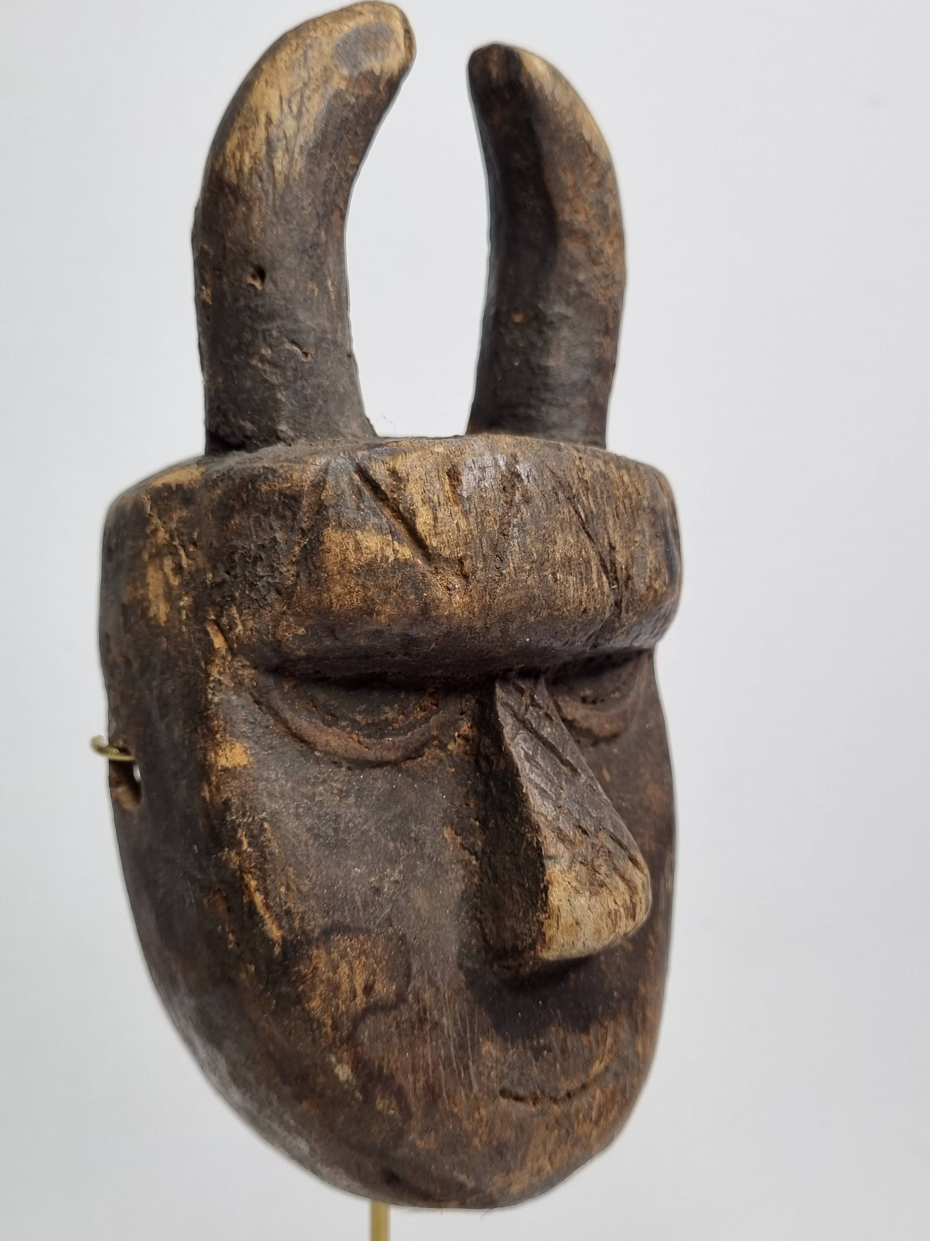 Toma passport mask, antique patinated wood, 16 cm, with stand