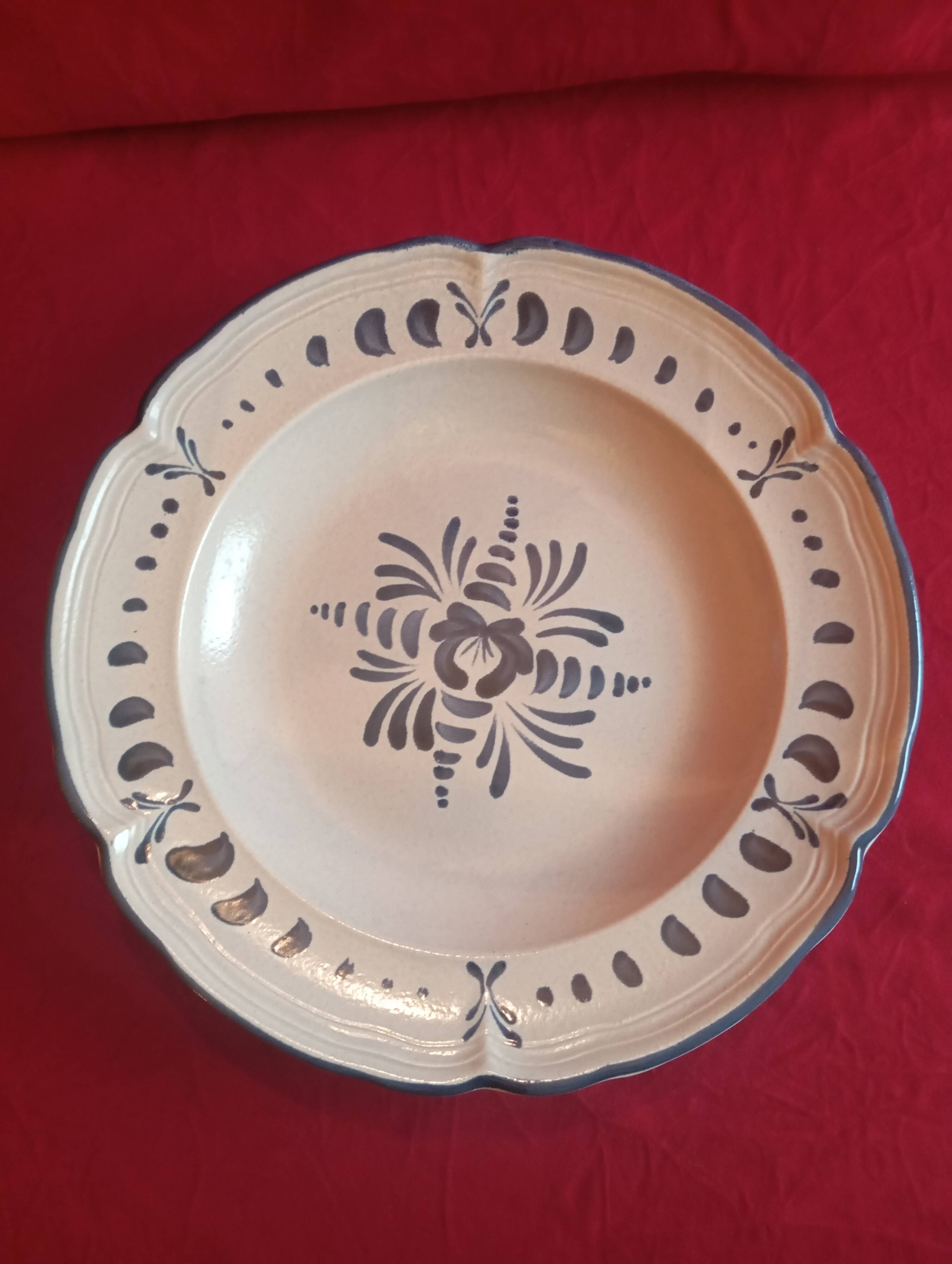Large round plate in pornic earthenware "stuart" model