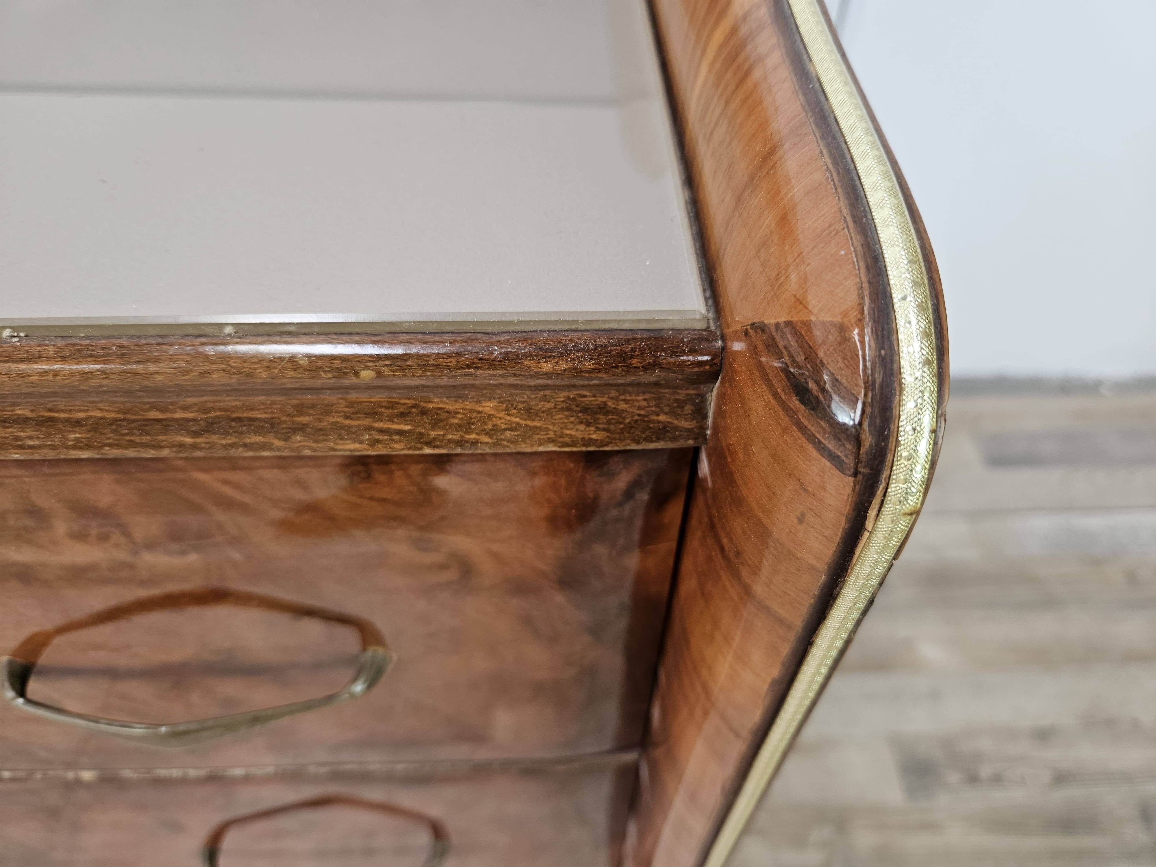Commode en noyer avec dessus en verre double.