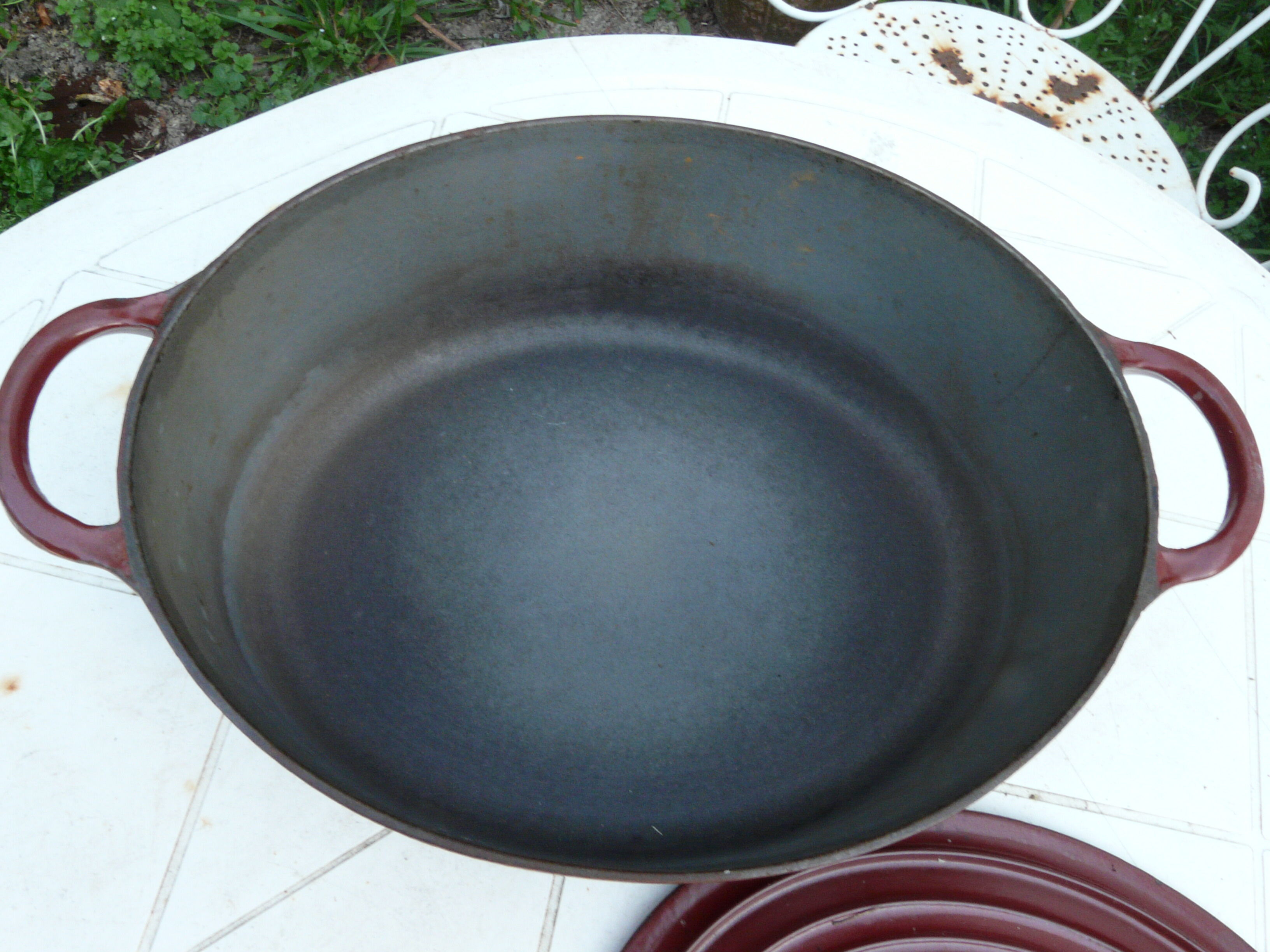 Casserole in burgundy cast iron Le Creuset