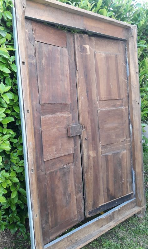 Lyon's 18th-18th-painted walnut façade rechampi