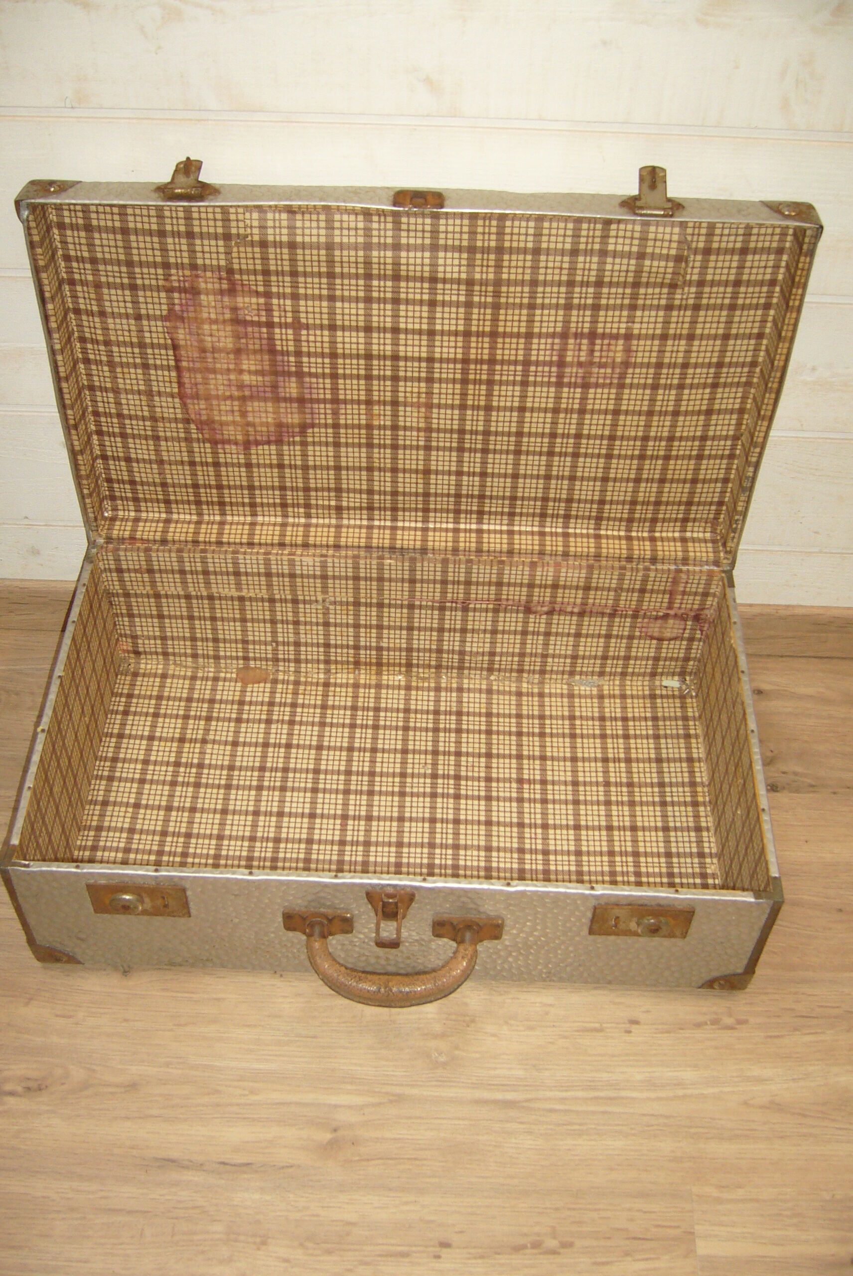 Valise vintage en fer blanc