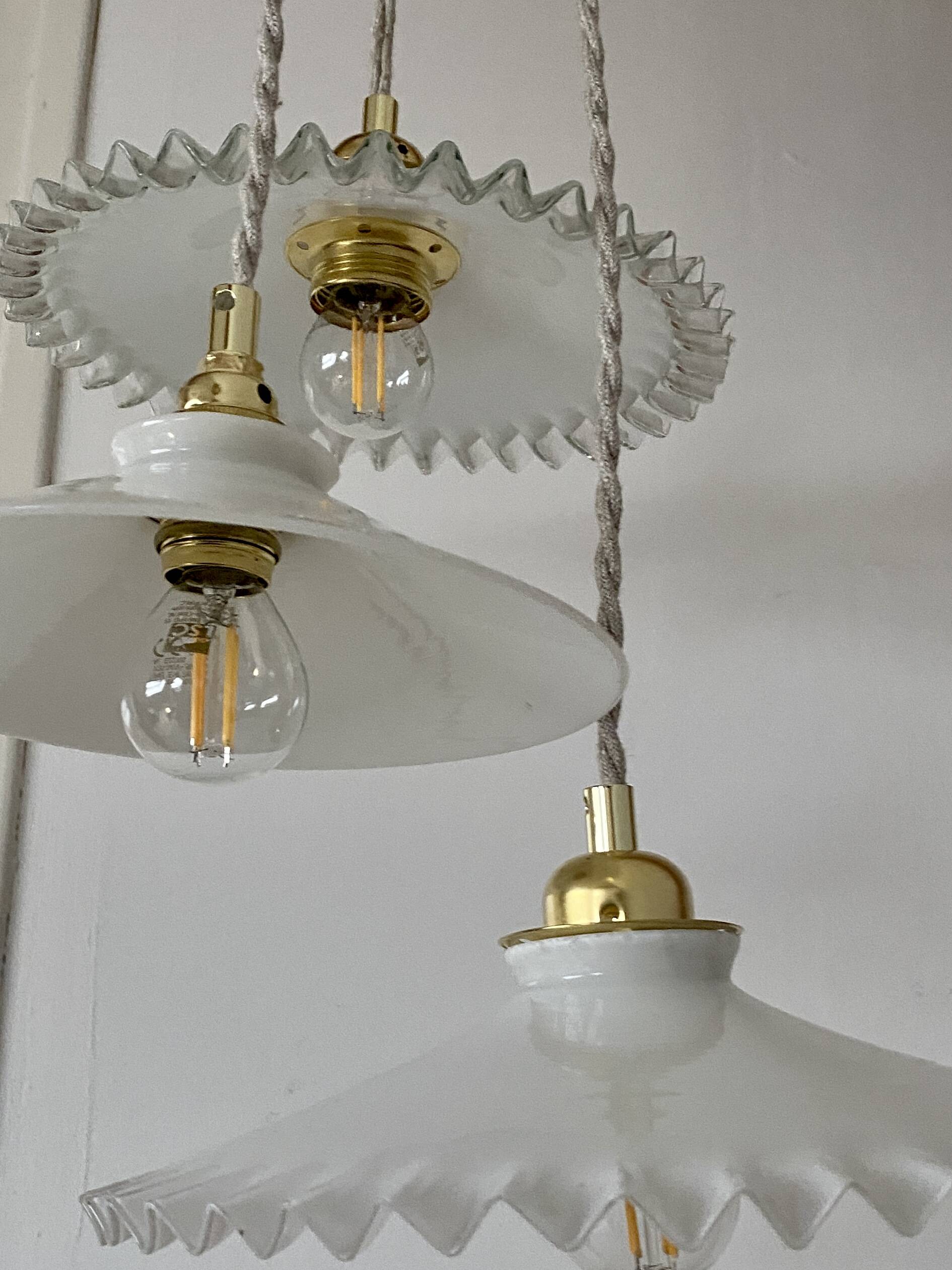 Suspension triple abat-jour vintage en opaline blanche