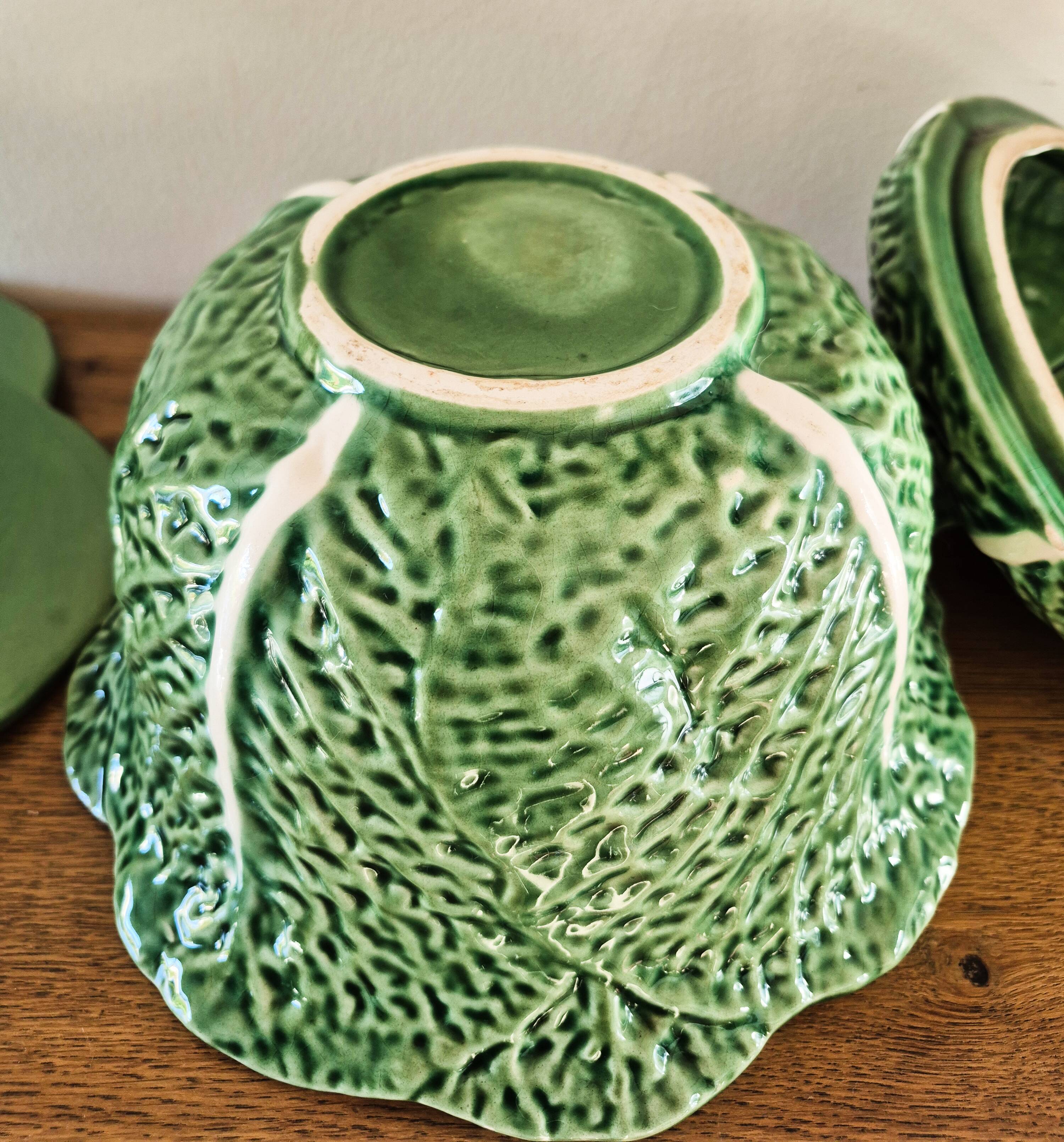 Plat et soupière  en barbotine, forme choux vert