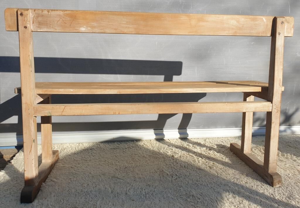 Bureau d'écolier pupitre double et son banc graffitis